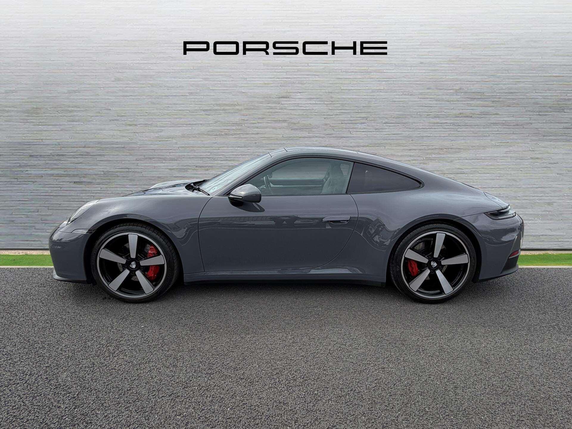 Porsche 911 view 8