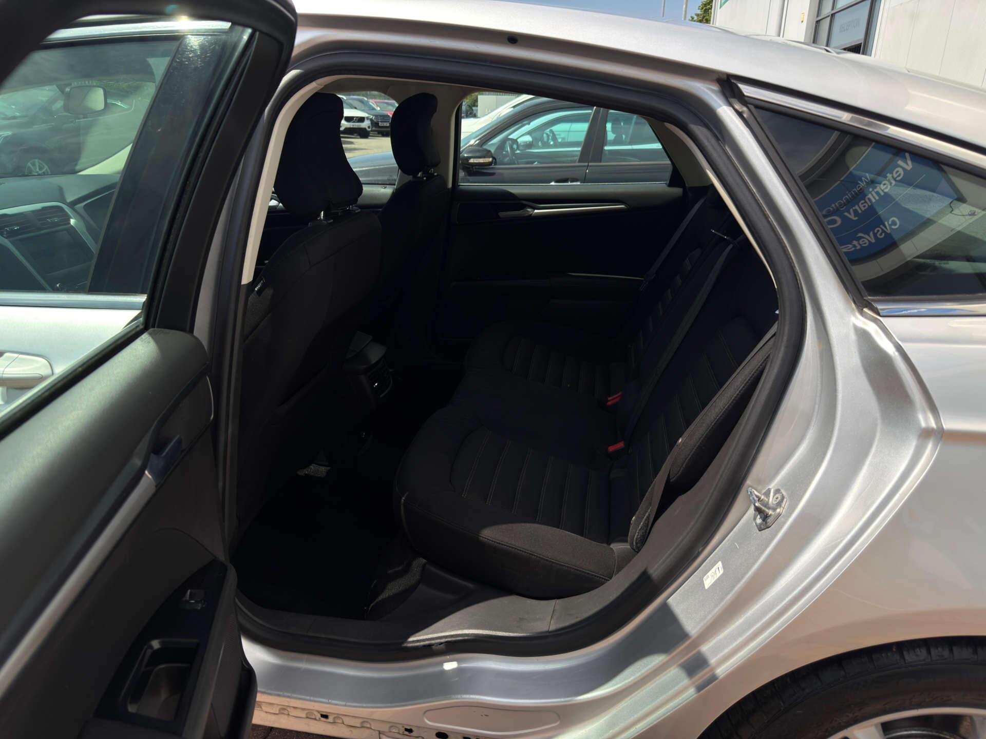 Ford Mondeo view 34