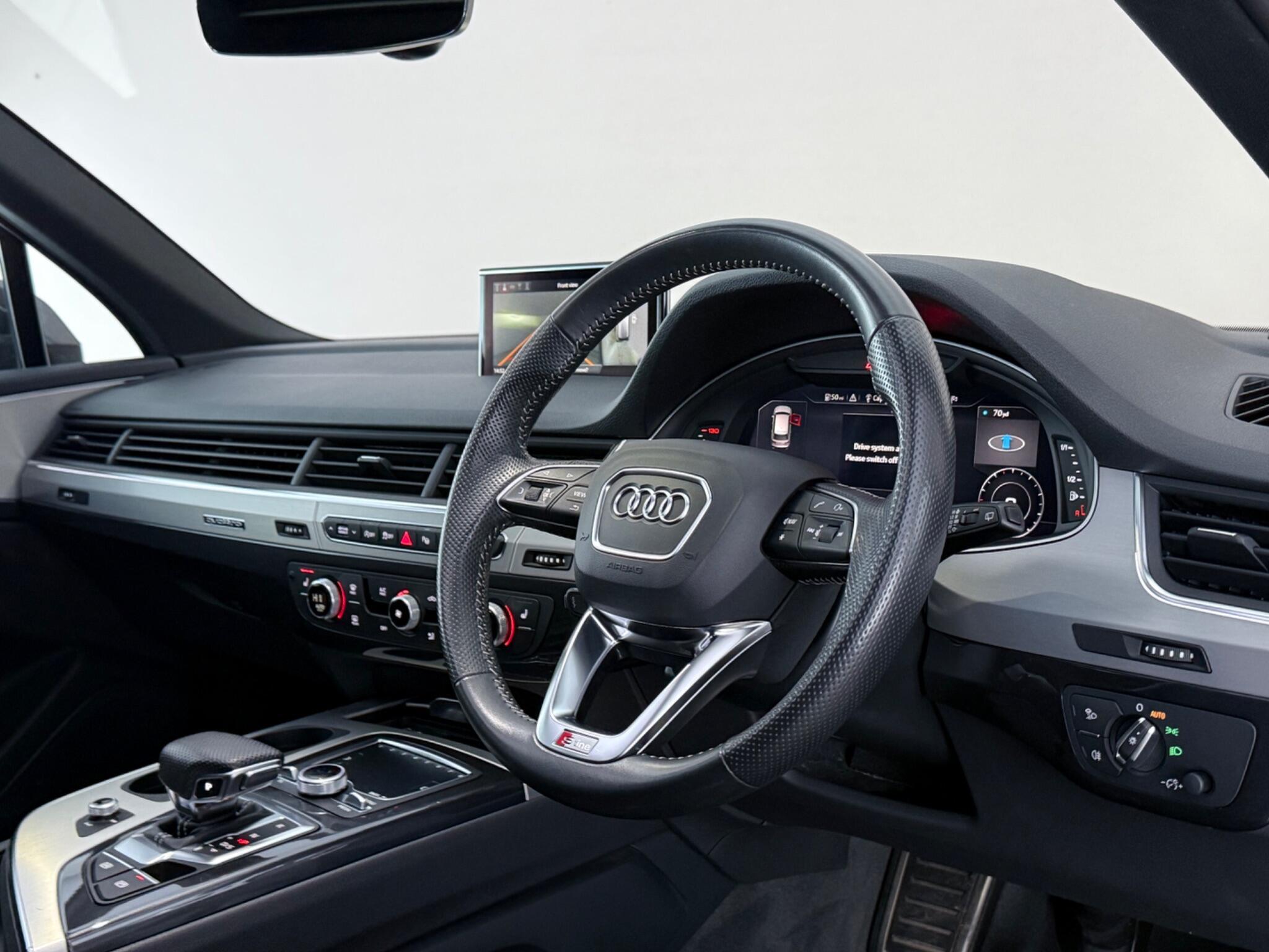 Audi Q7 view 3
