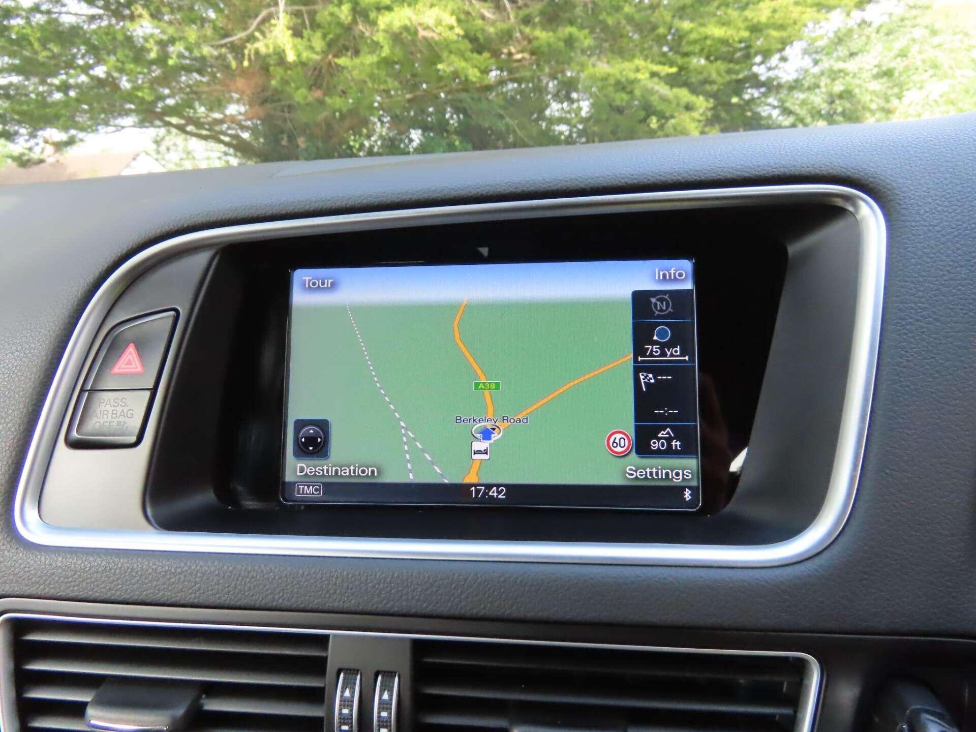 Audi SQ5 view 12