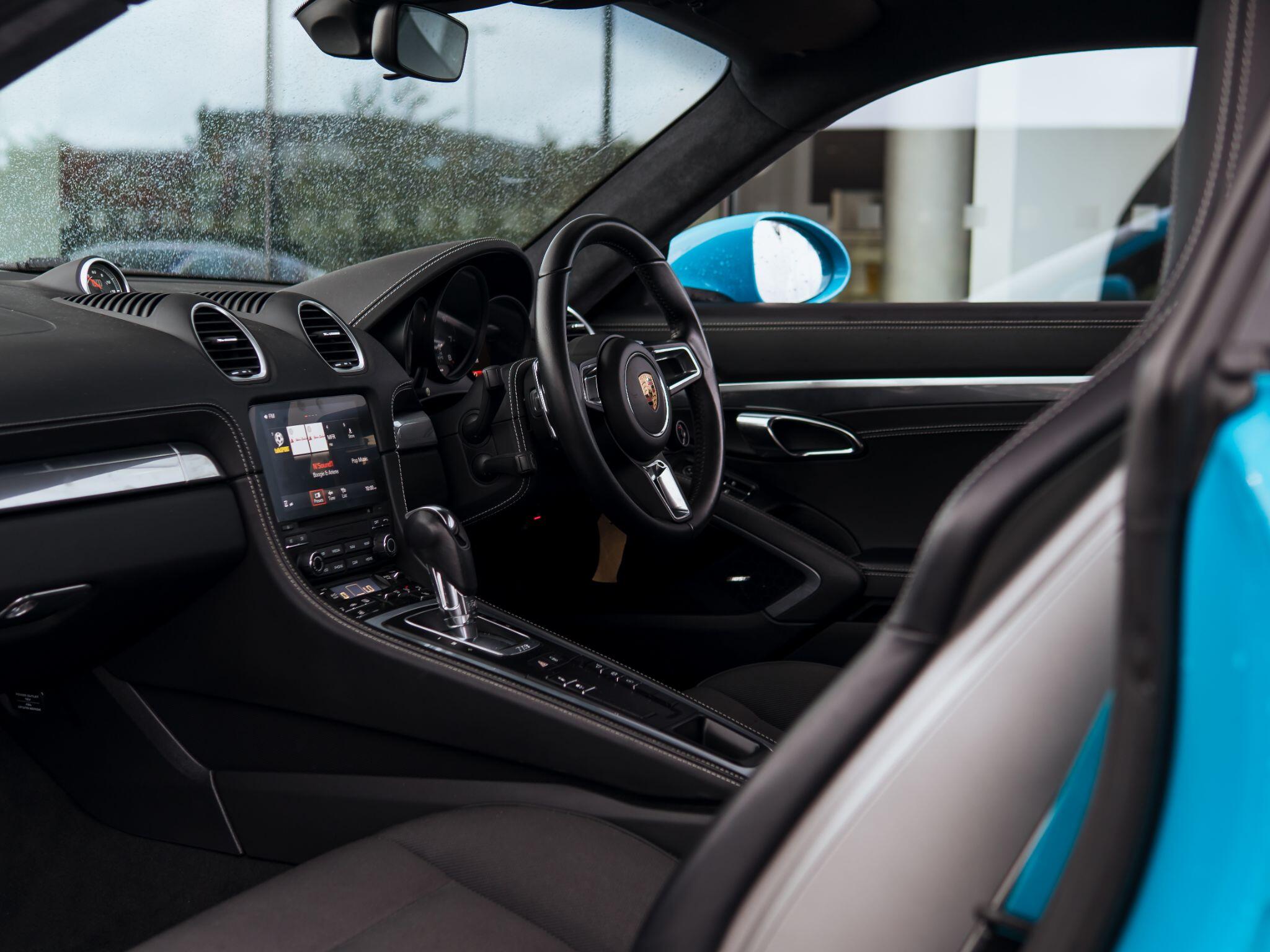 Porsche Cayman view 10
