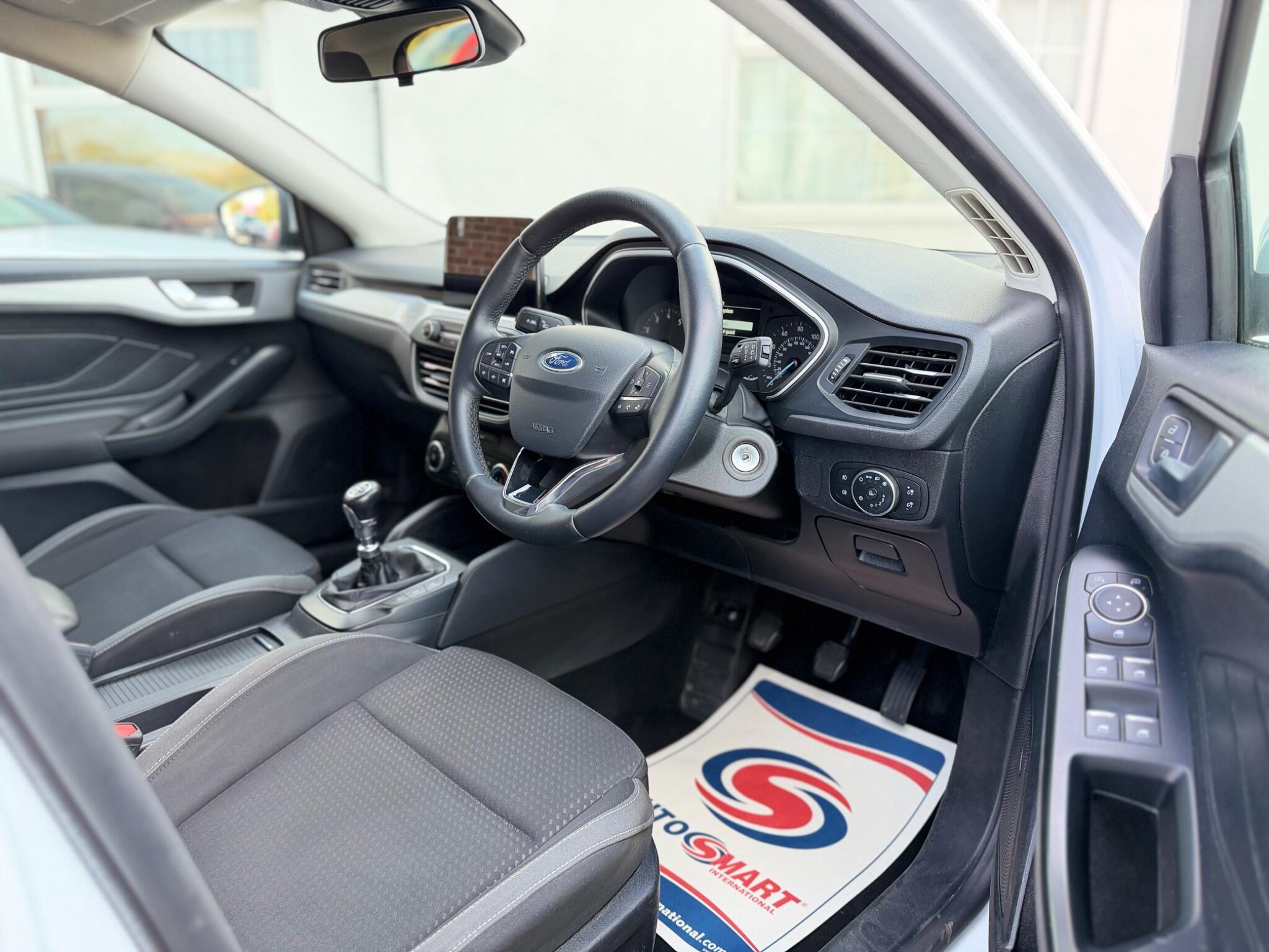 Ford Focus view 12