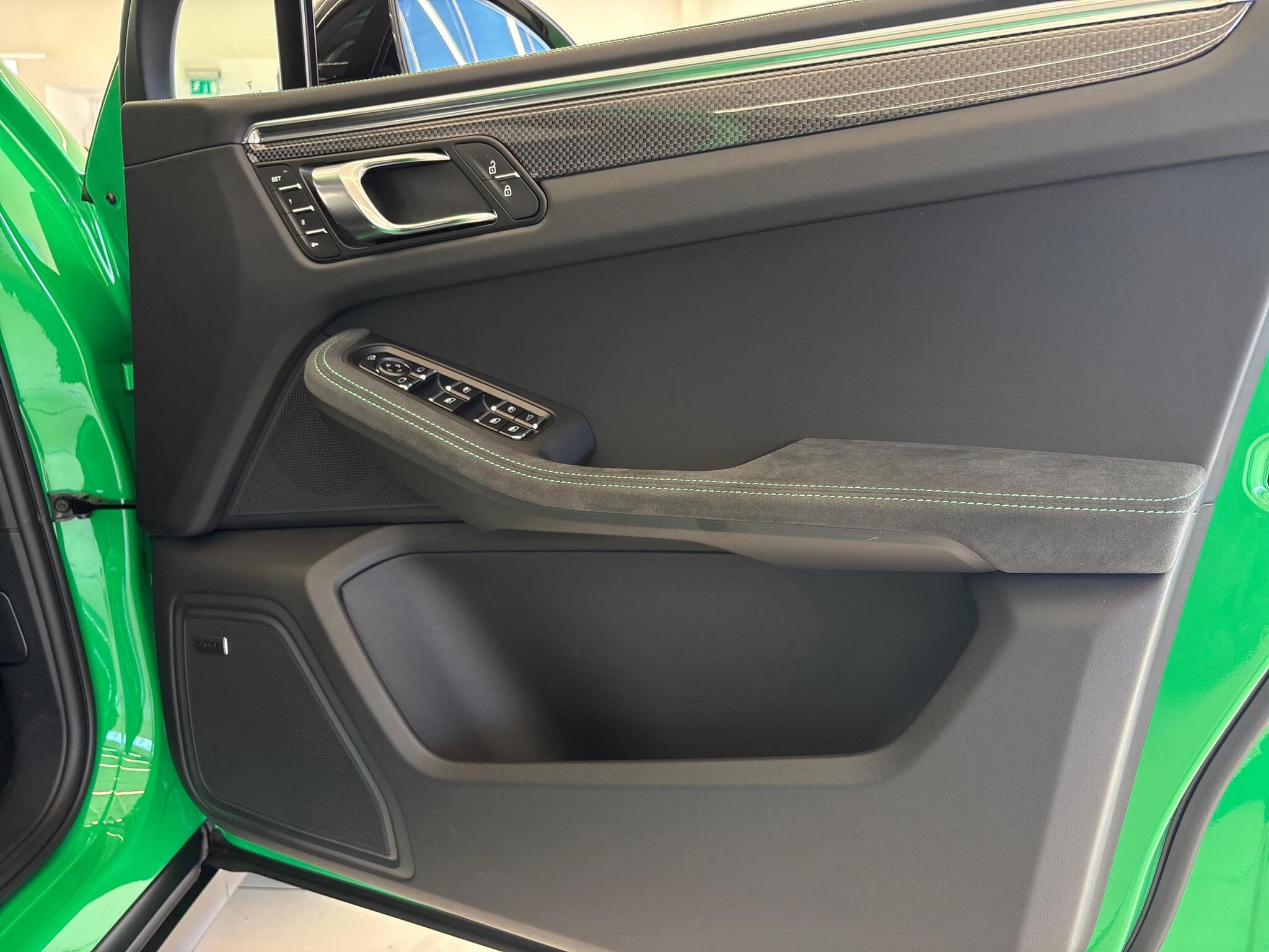 Porsche Macan view 20