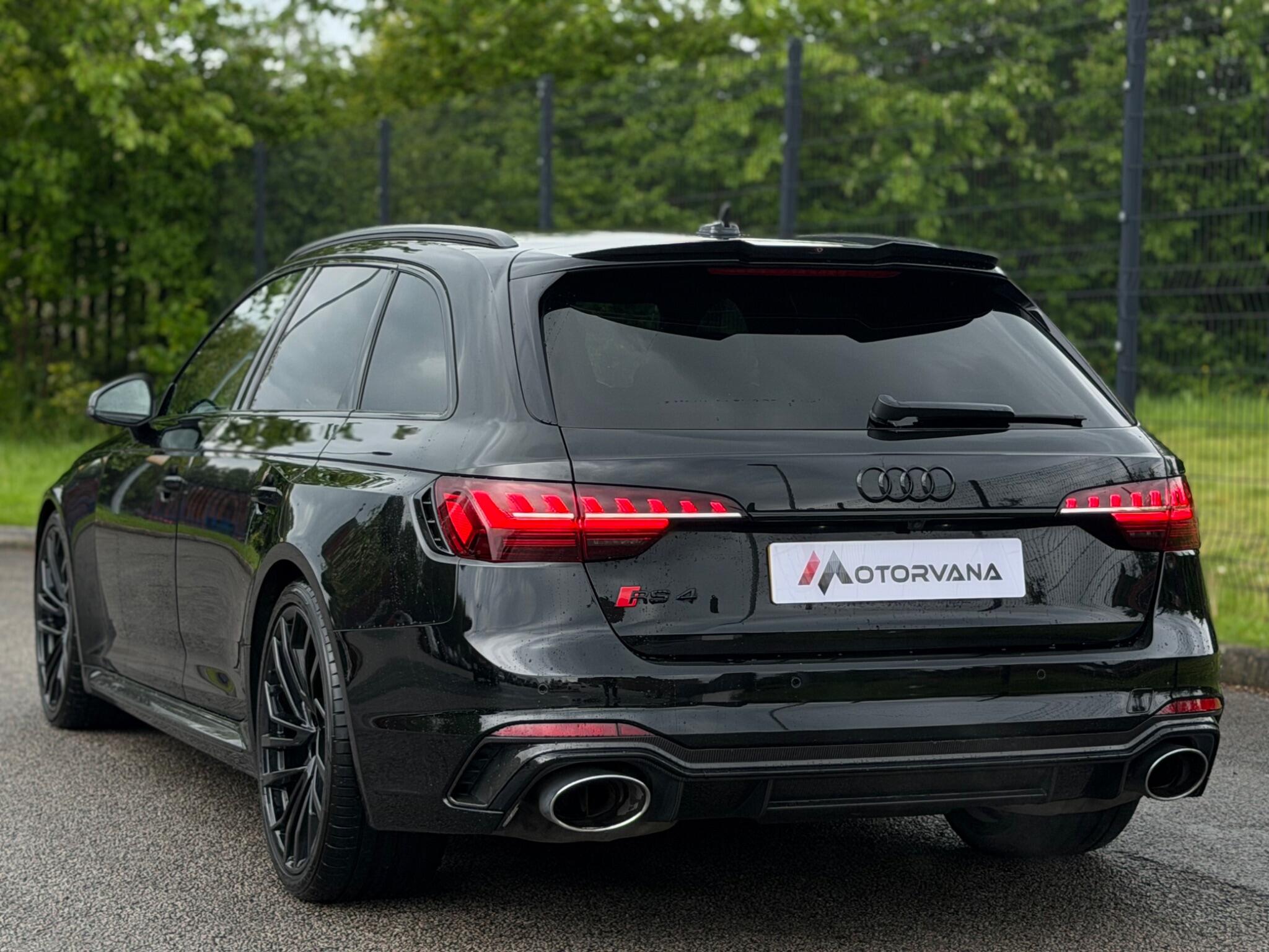 Audi RS4 view 4