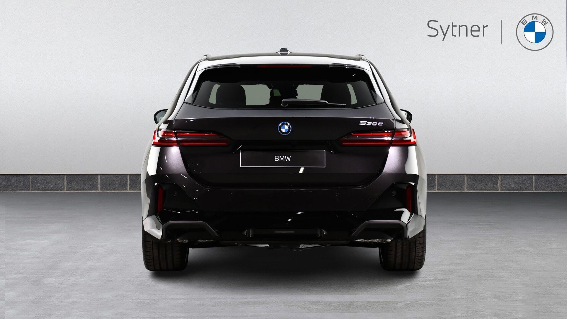 BMW 5 Series view 15