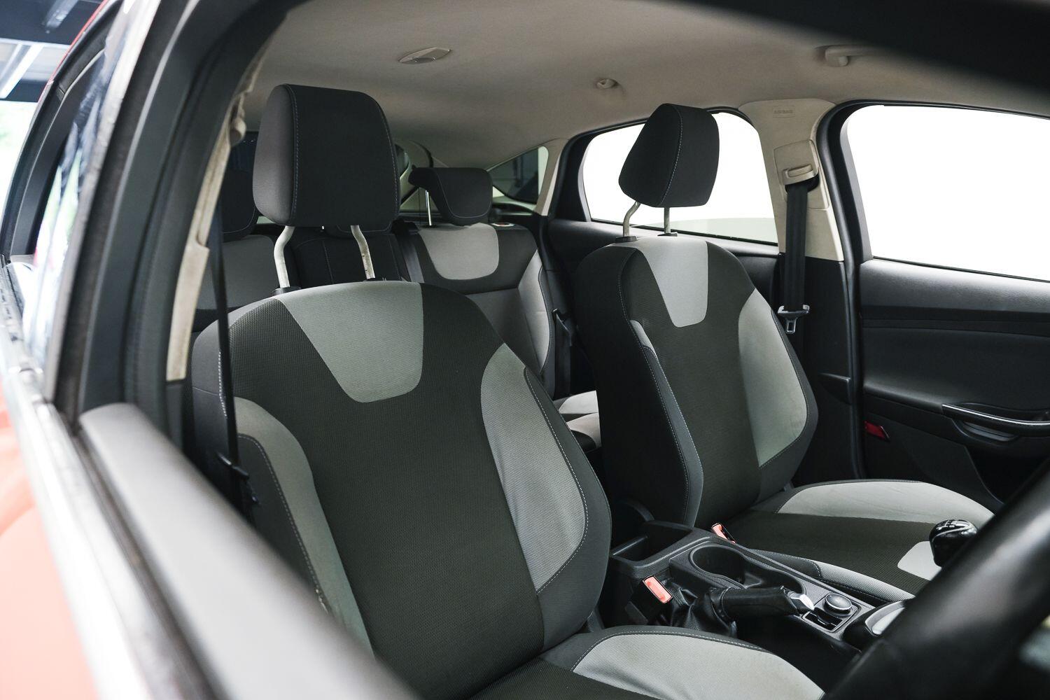 Ford Focus view 12