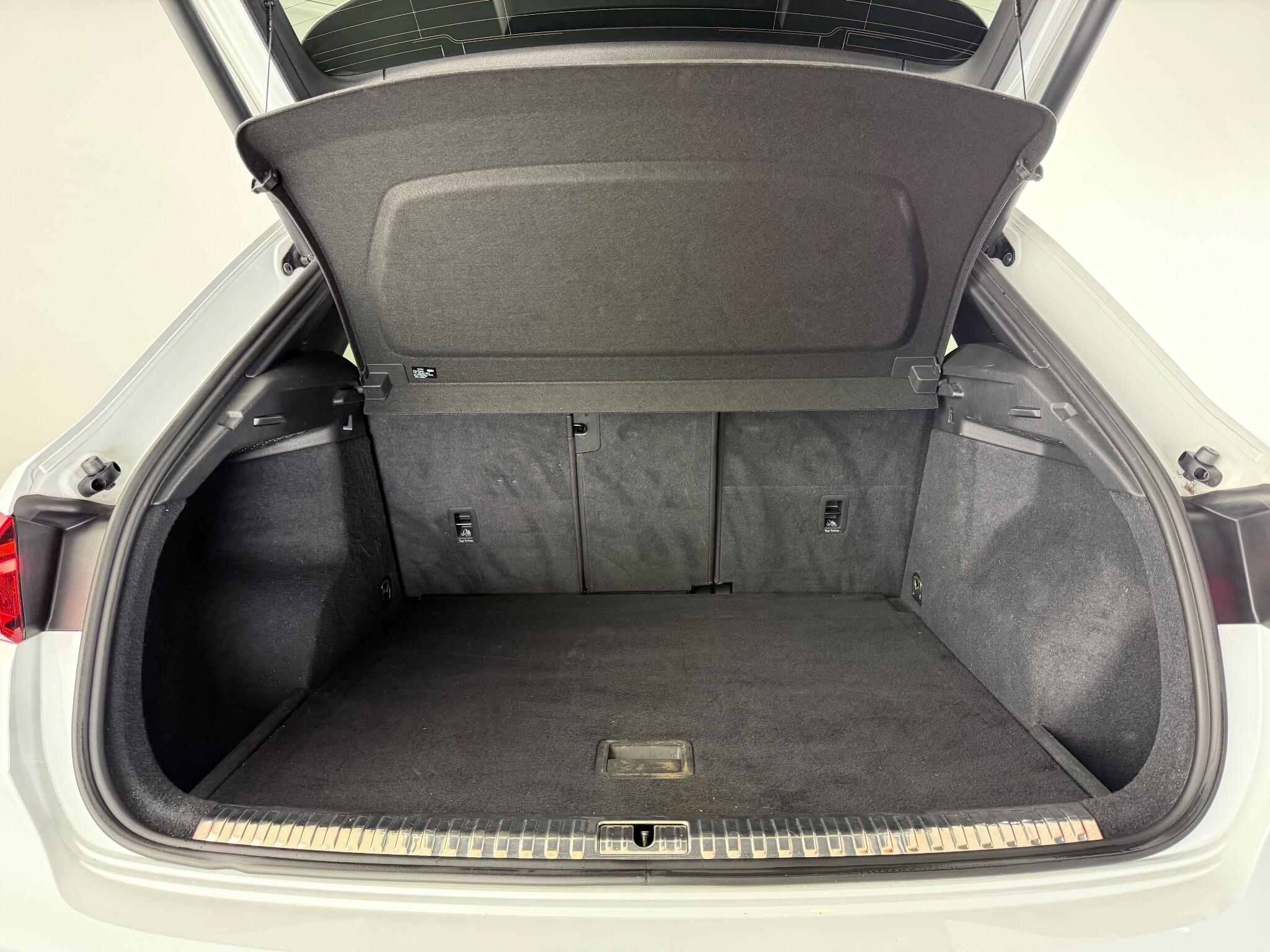 Audi Q3 view 11