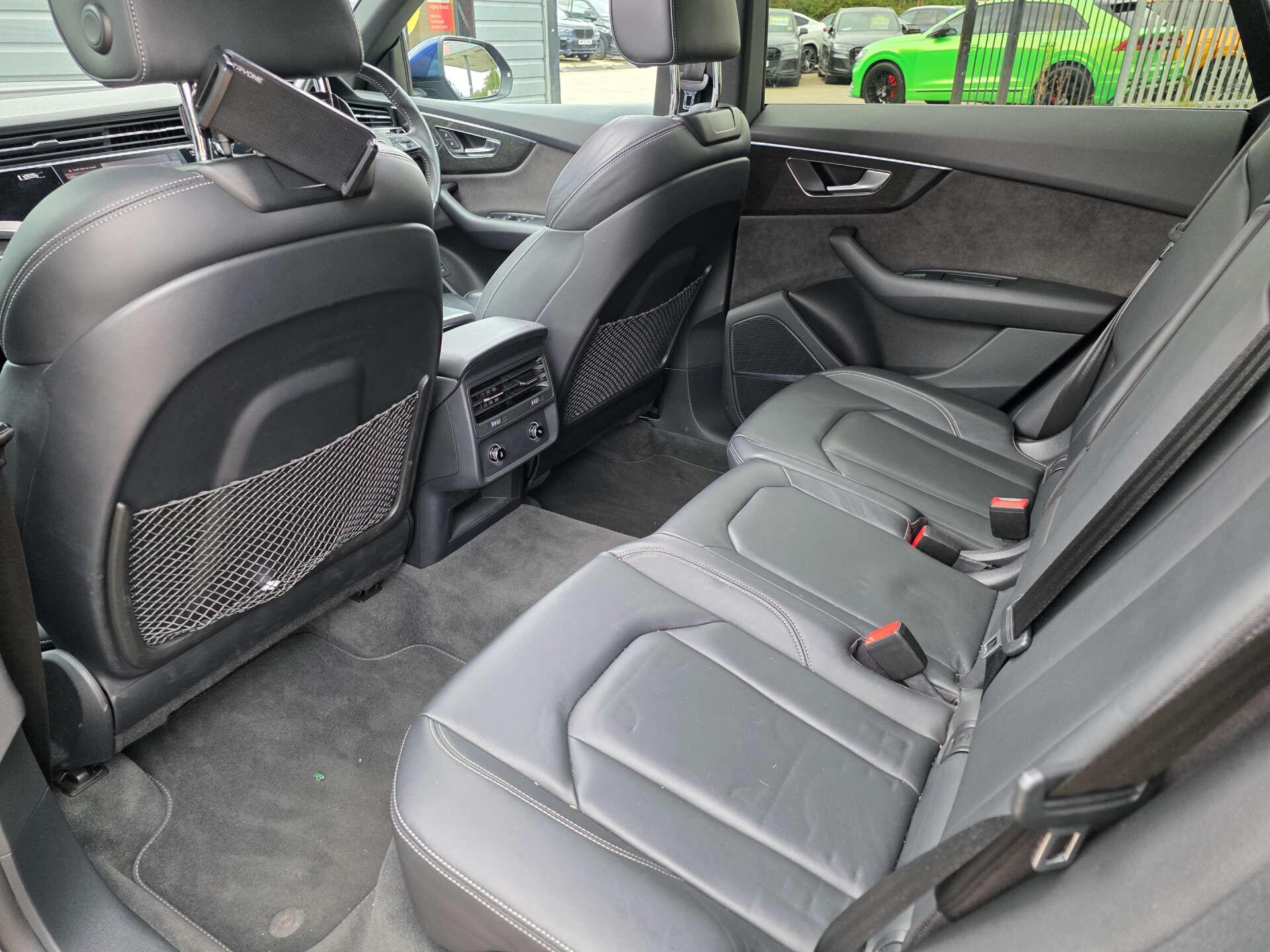 Audi Q8 view 25
