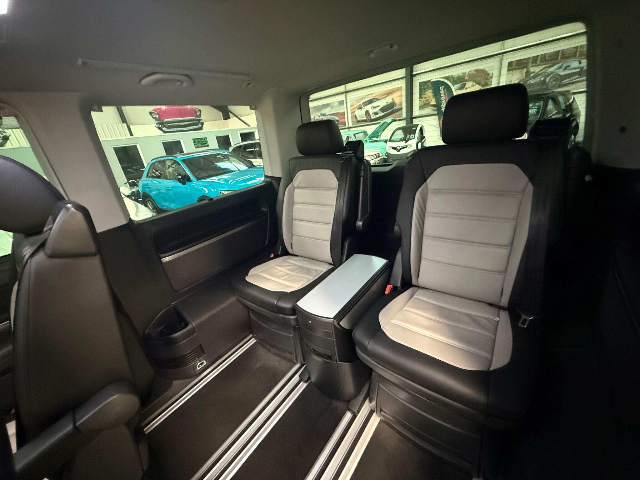 Volkswagen Caravelle view 14