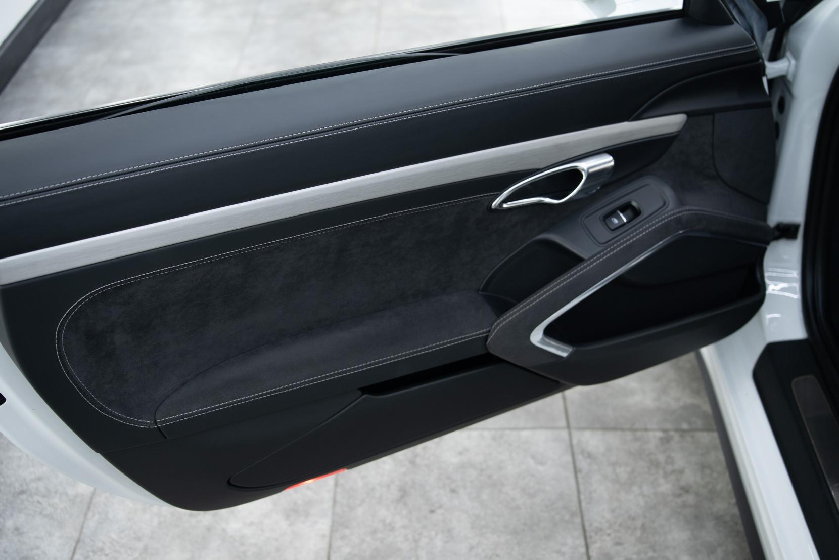Porsche 911 view 21