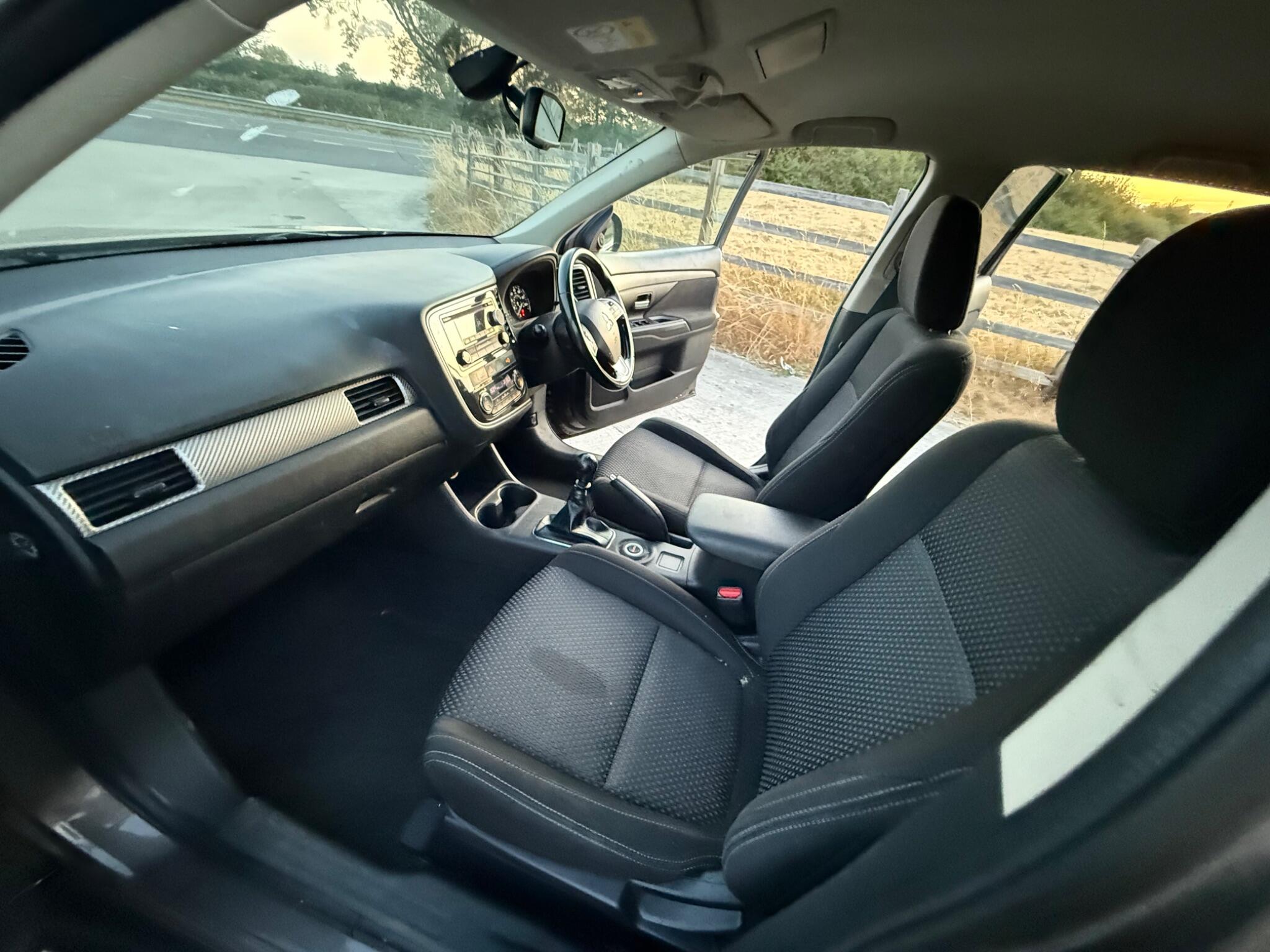 Mitsubishi Outlander 2.2 DI-D GX3 SUV 5dr Diesel Manual 4WD Euro 6 (s/s) (147 ps) — photo 42 of 90