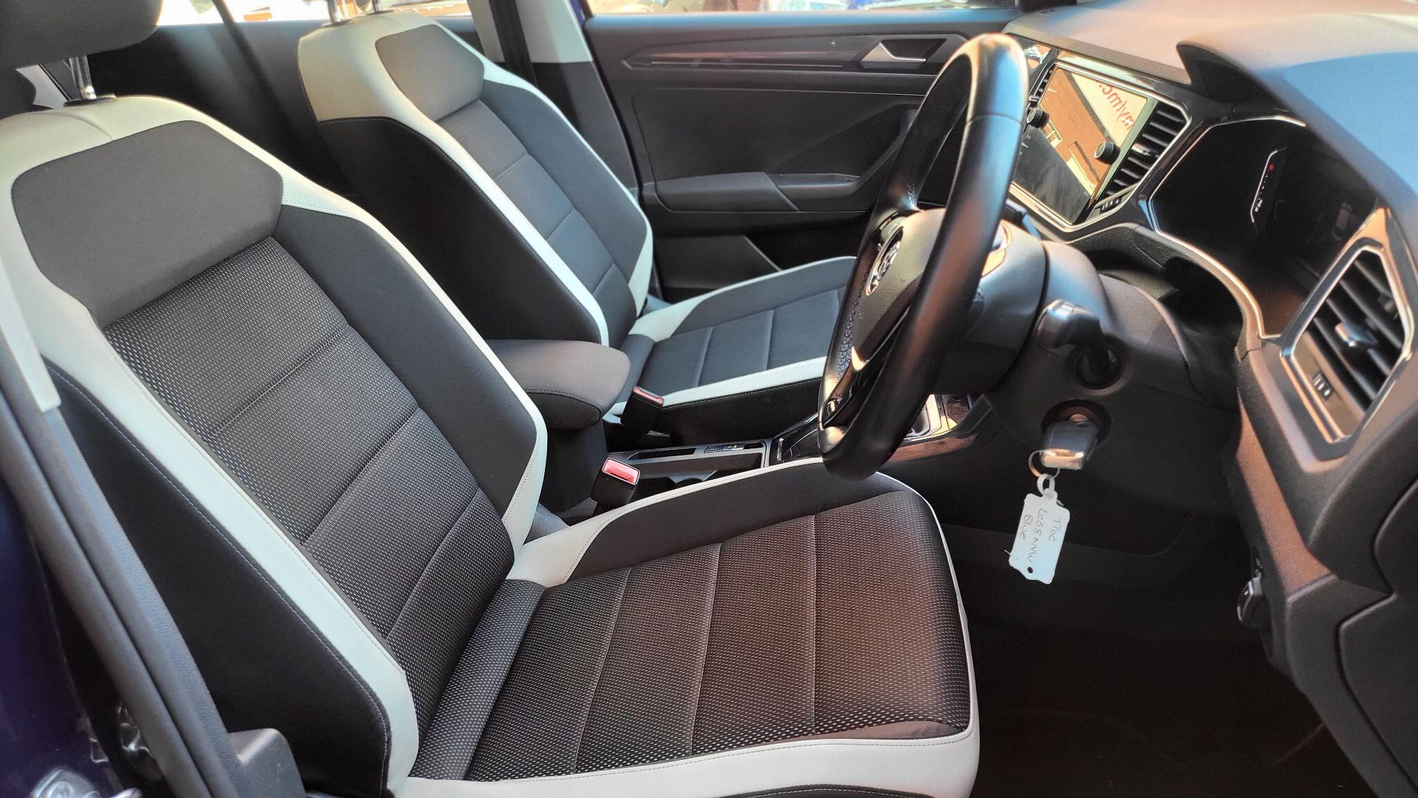 Volkswagen T-Roc view 16