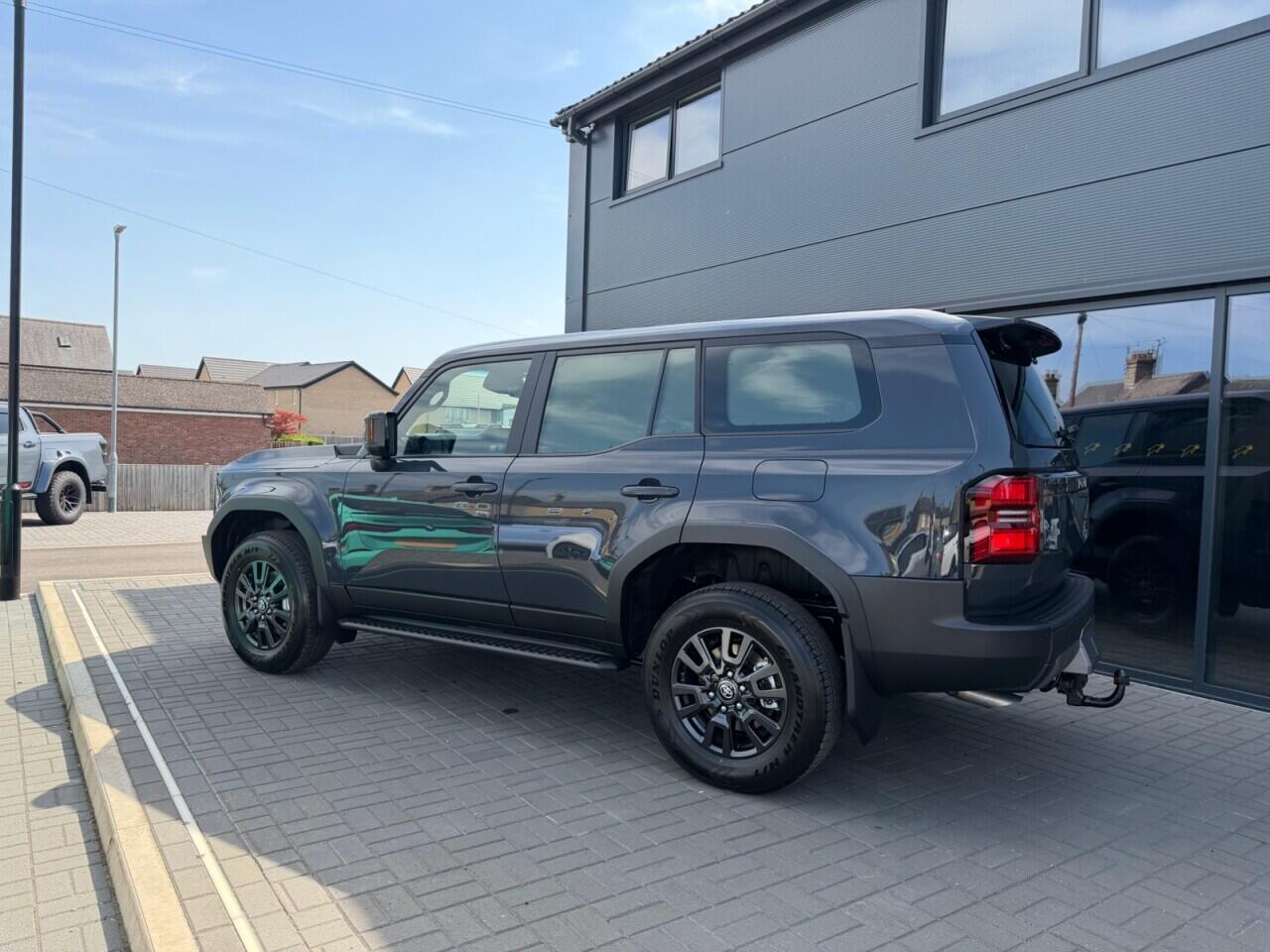 Toyota Land Cruiser view 11