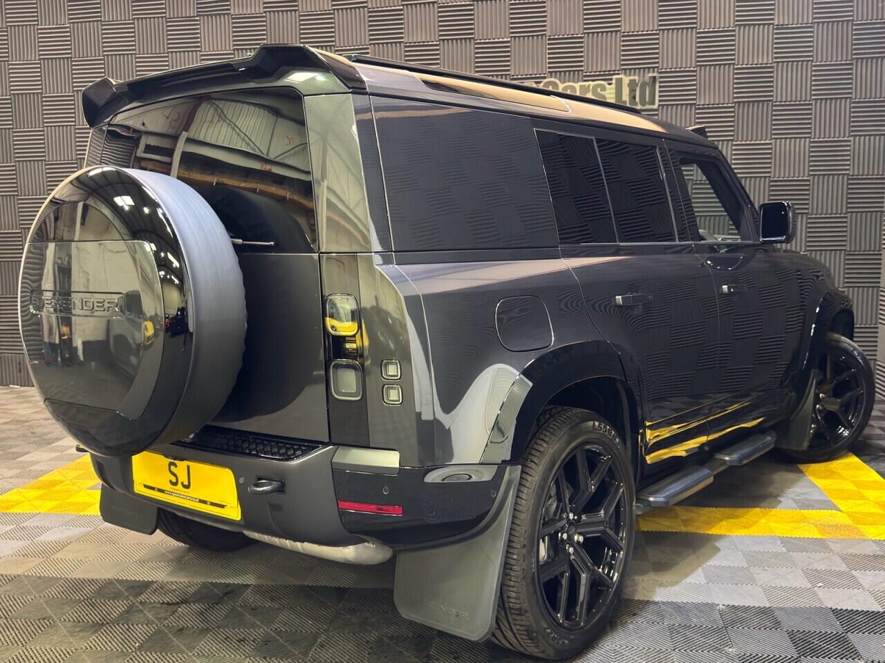 Land Rover Defender 110 view 31