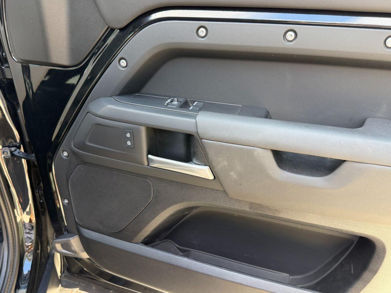 Land Rover Defender 90 view 31