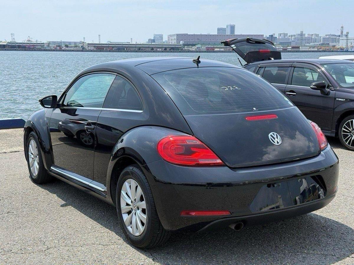 Volkswagen Beetle view 3