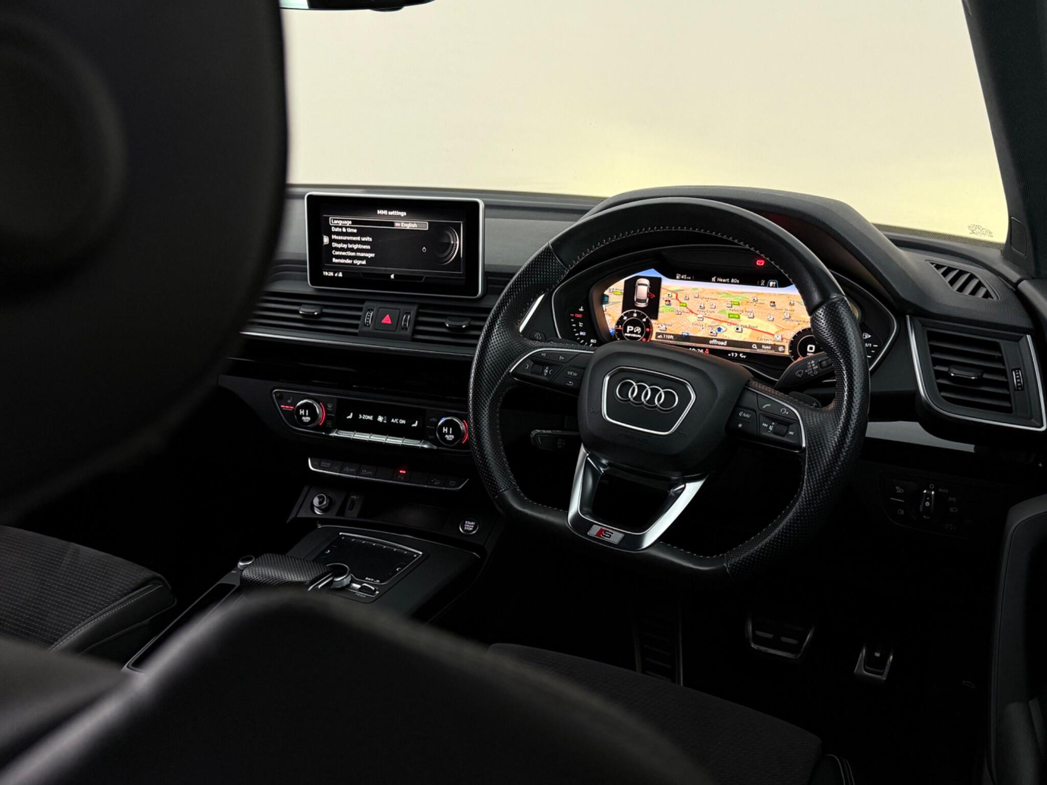 Audi Q5 view 11