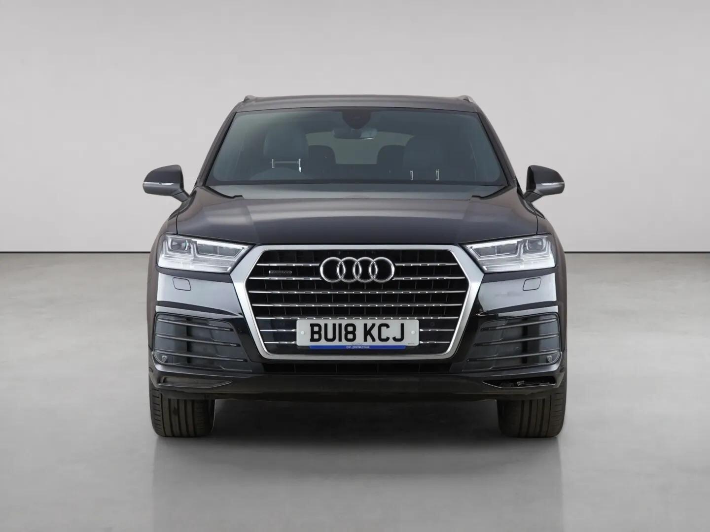 Audi Q7 view 5