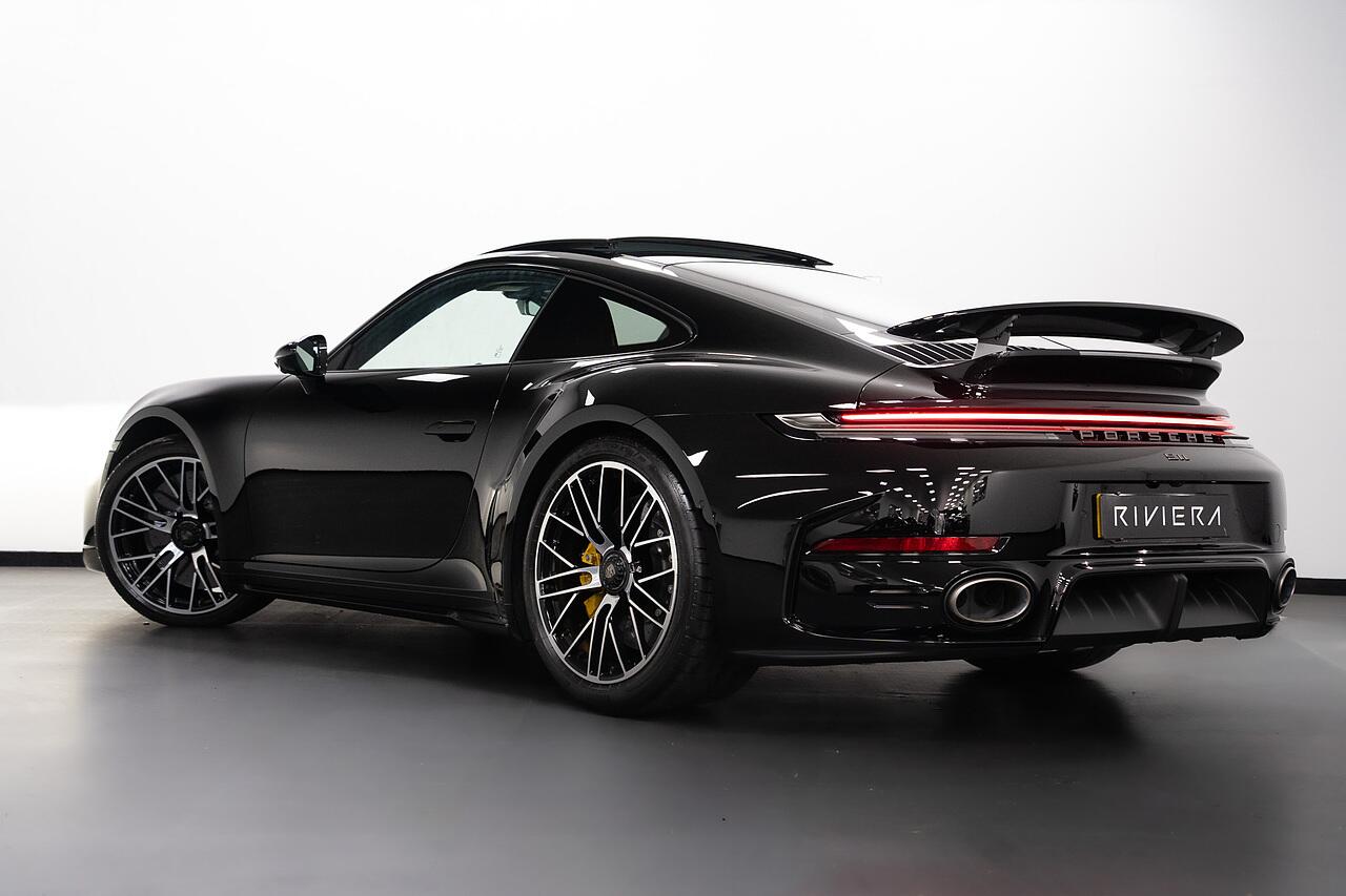 Porsche 911 view 34