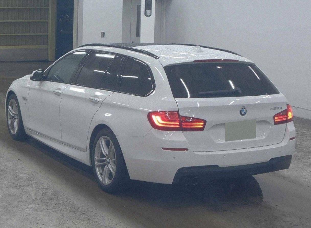 BMW 5 Series view 3