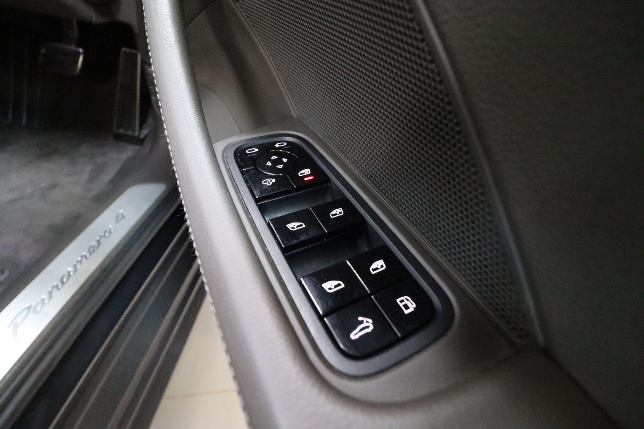 Porsche Panamera view 16