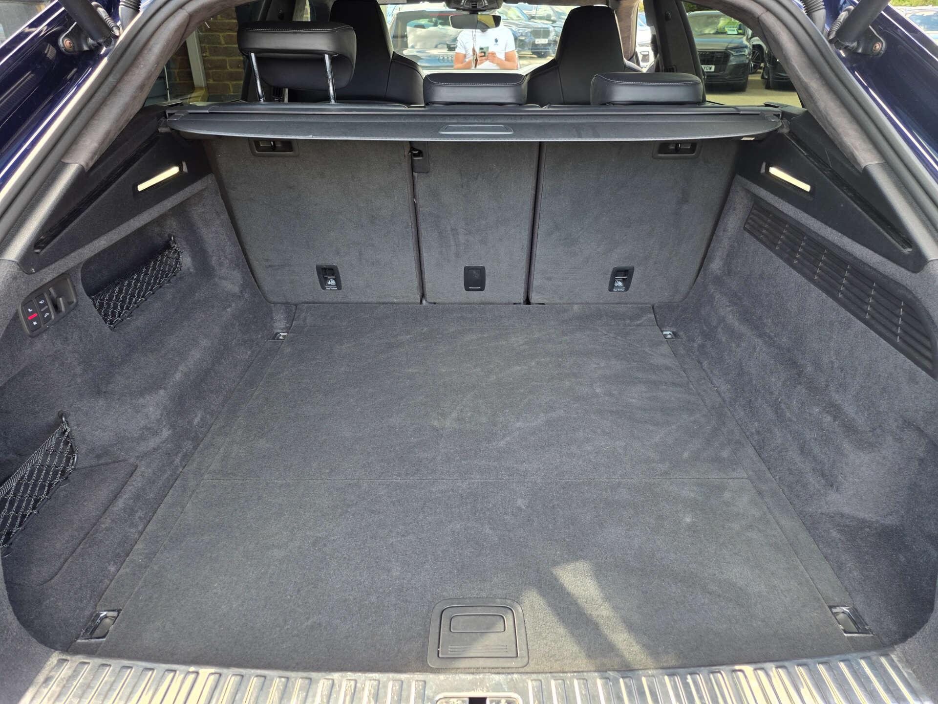 Audi Q8 view 35