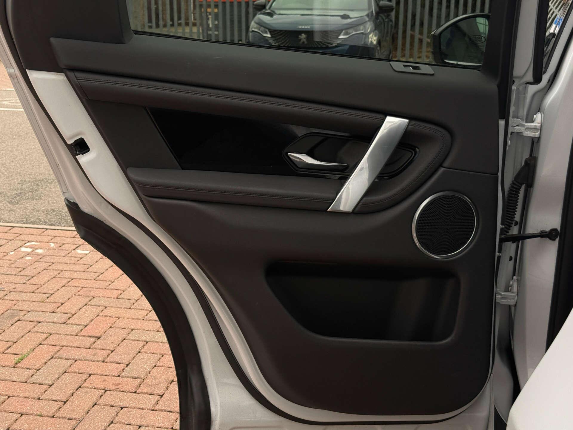 Land Rover Discovery Sport view 37