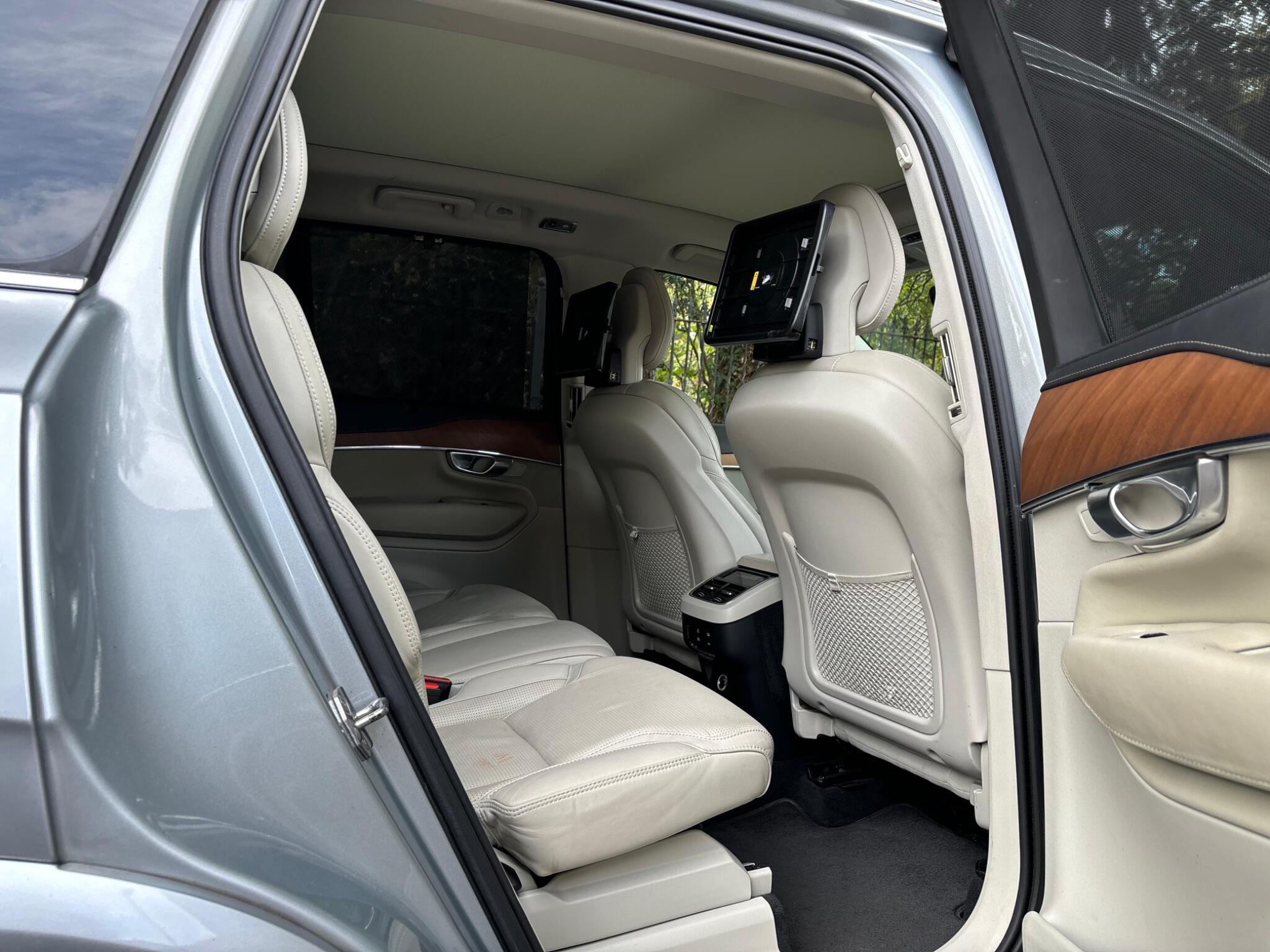 Volvo XC90 view 9