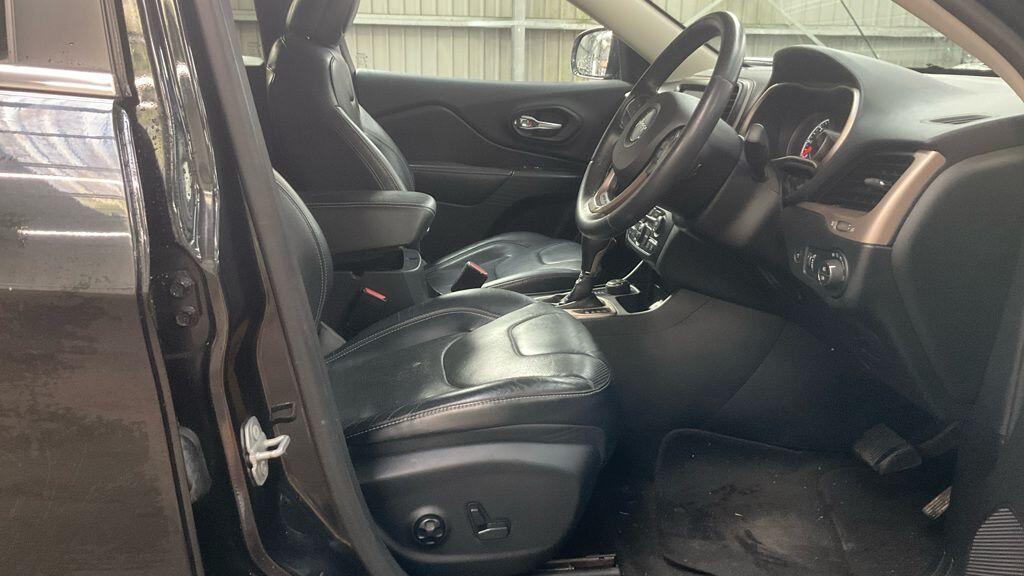 Jeep Cherokee view 11
