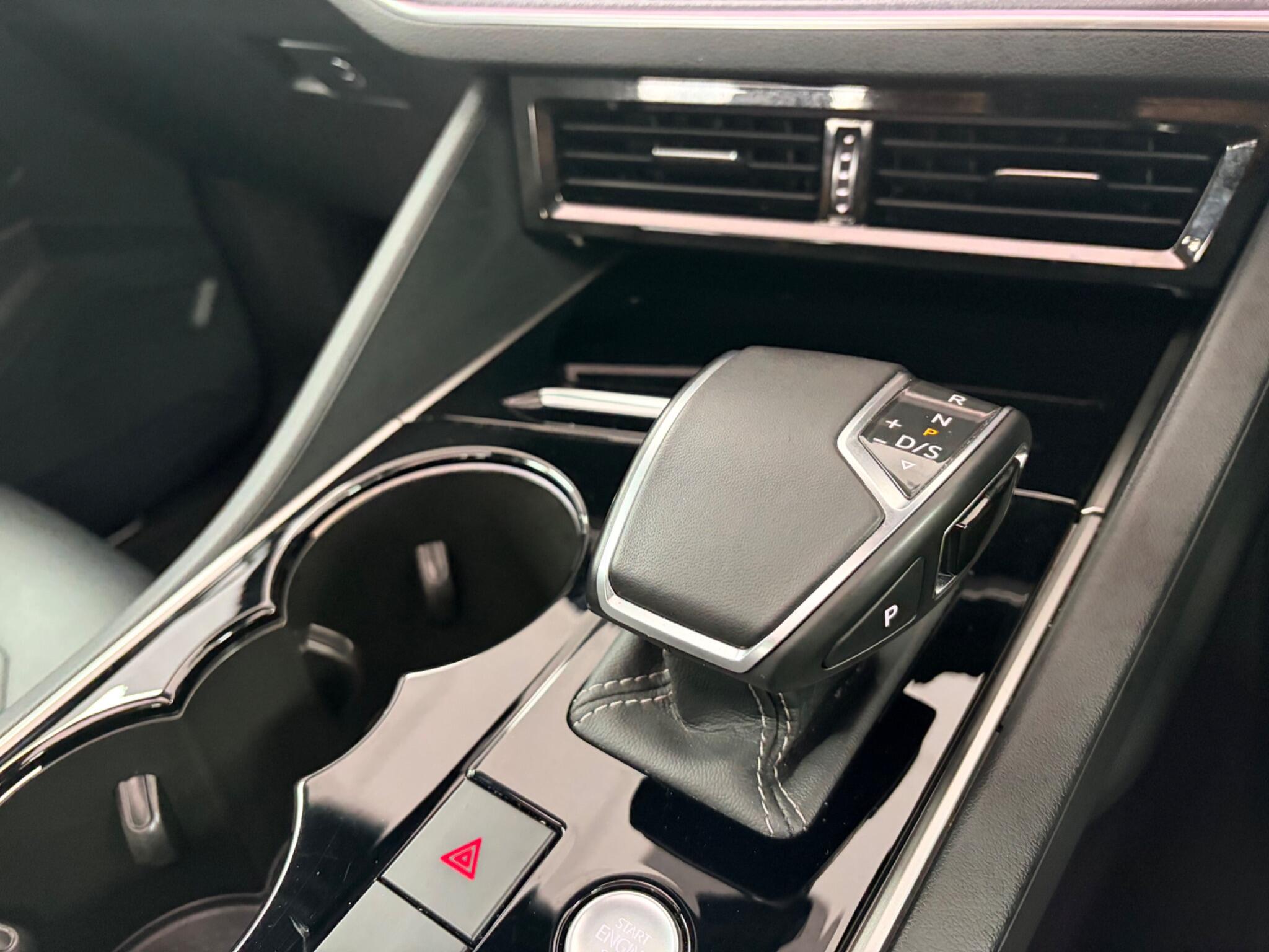 Volkswagen Touareg view 8
