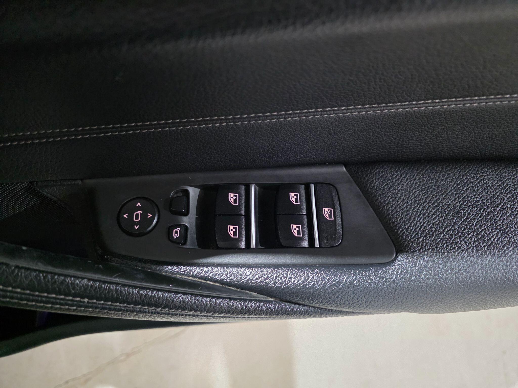 BMW 5 Series view 16