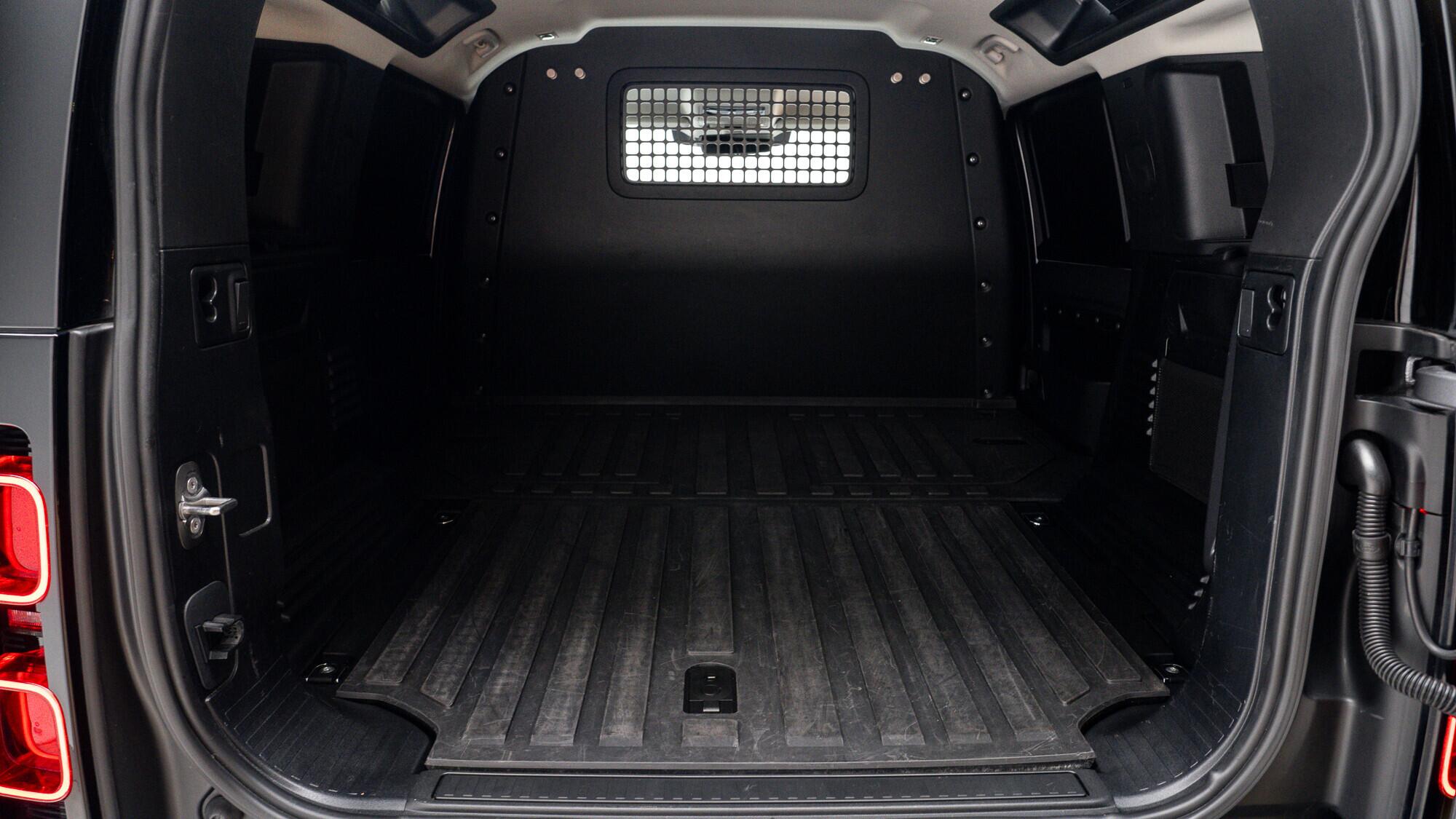Land Rover Defender 110 view 7