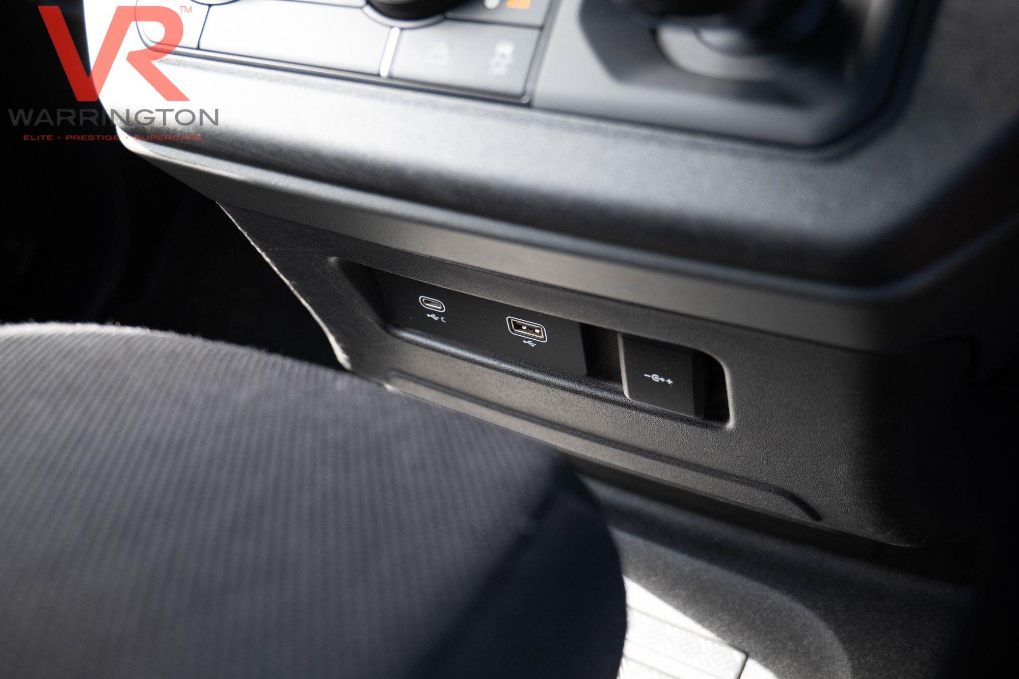 Land Rover Defender 110 view 24