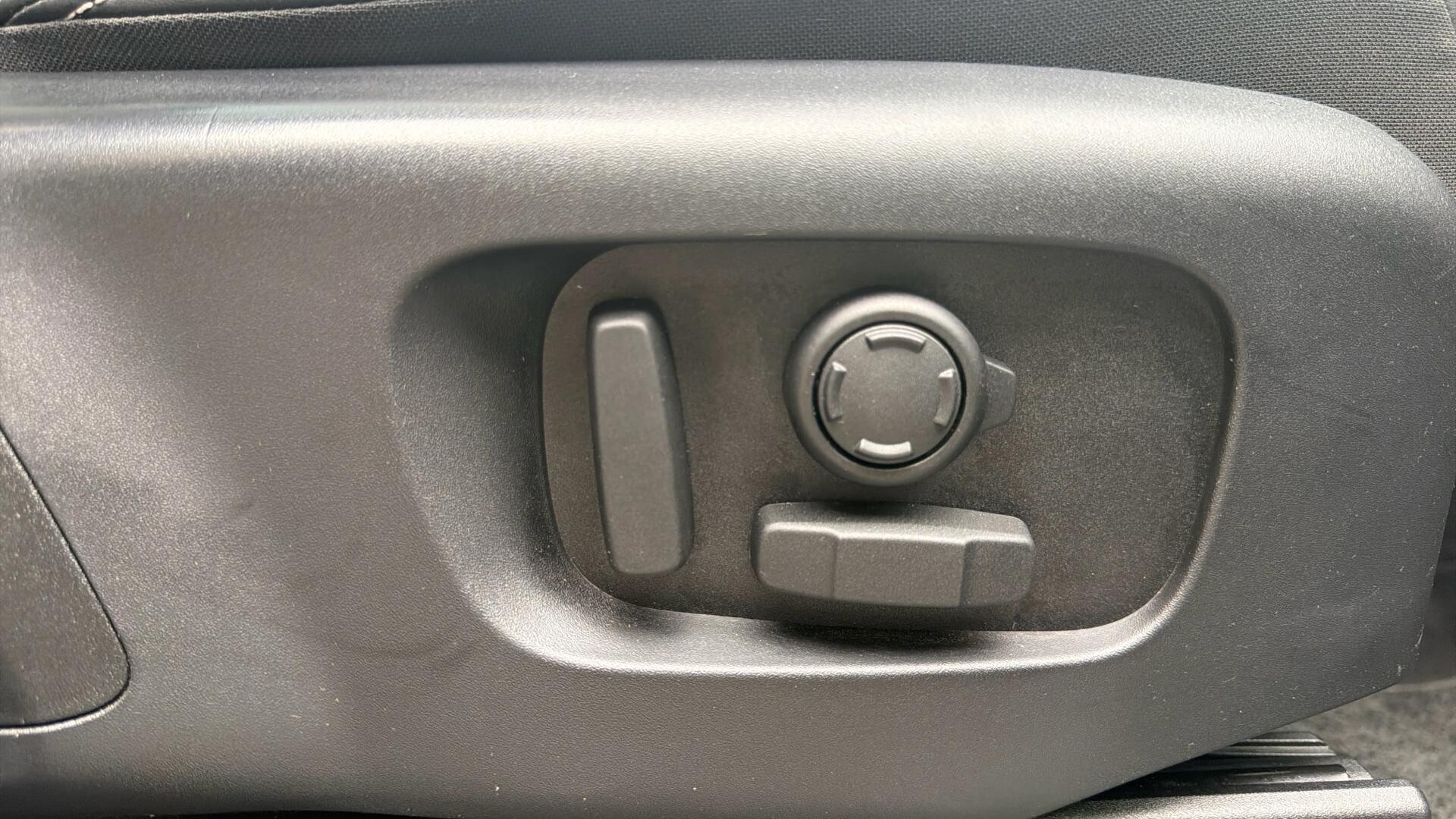 Land Rover Discovery view 28
