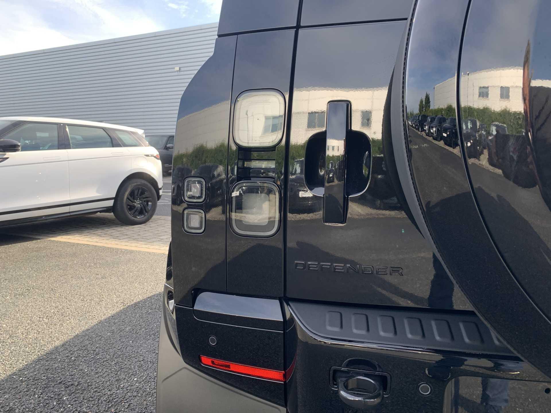 Land Rover Defender view 24