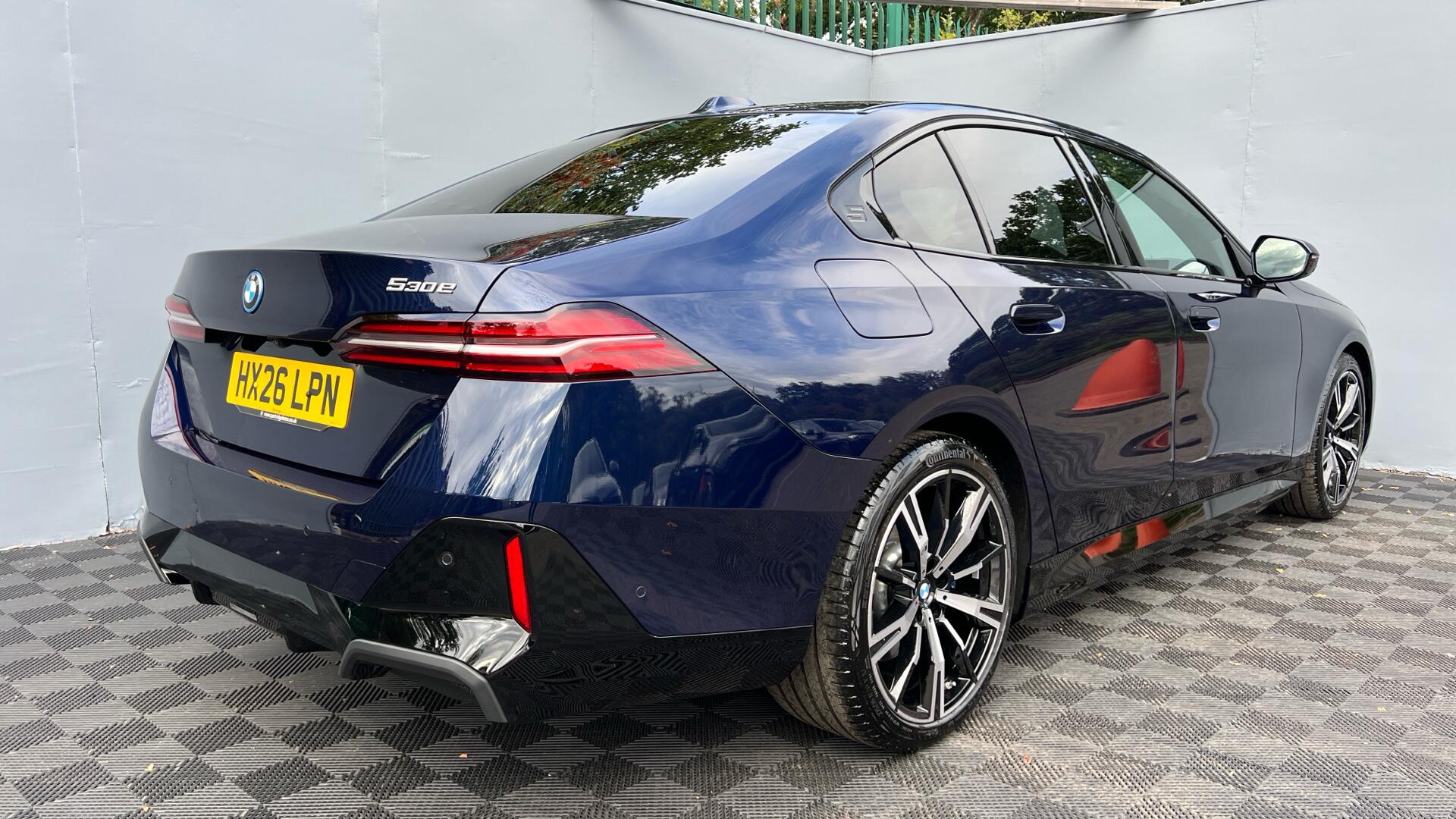 BMW 5 Series view 27