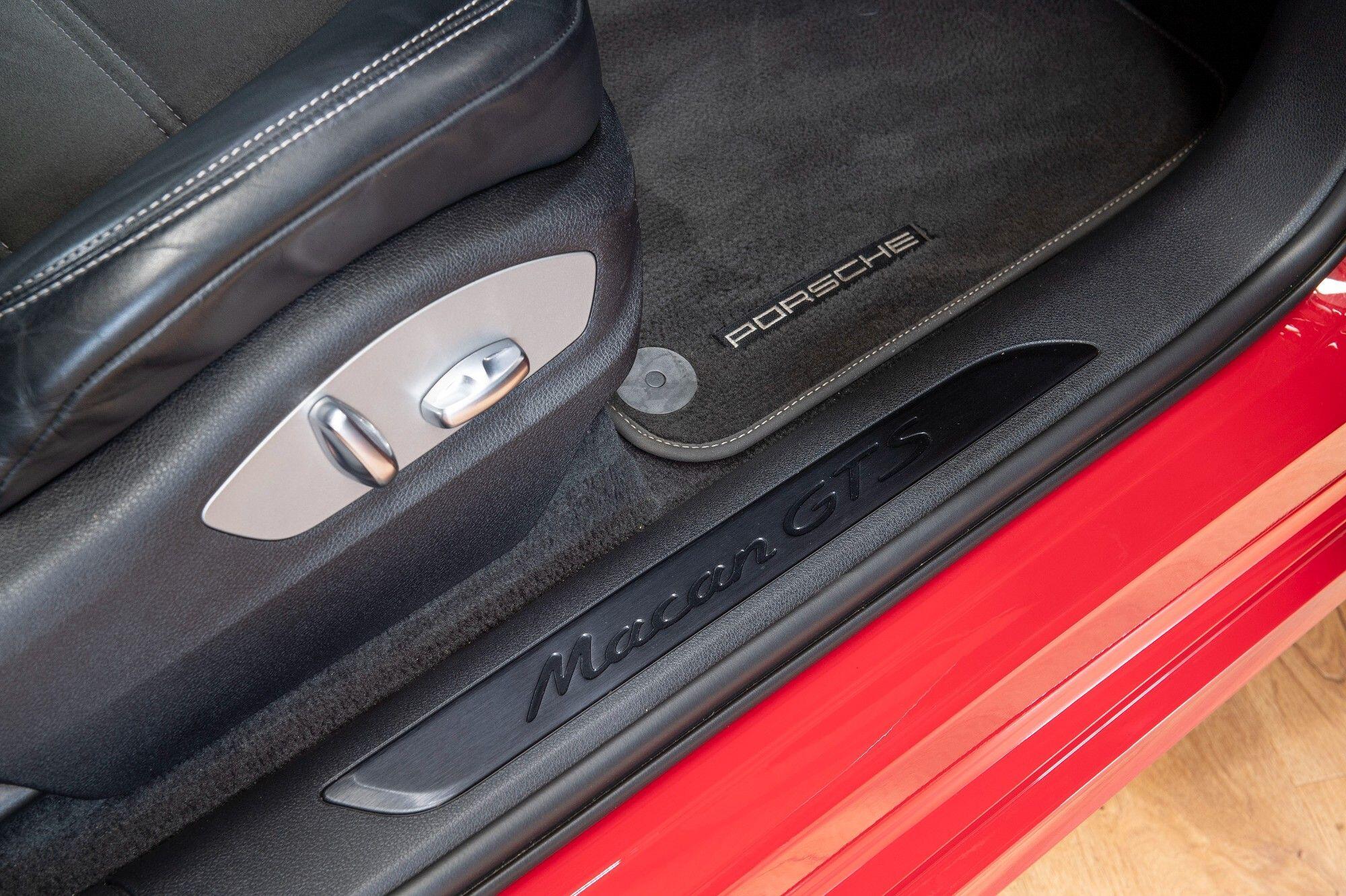 Porsche Macan view 10