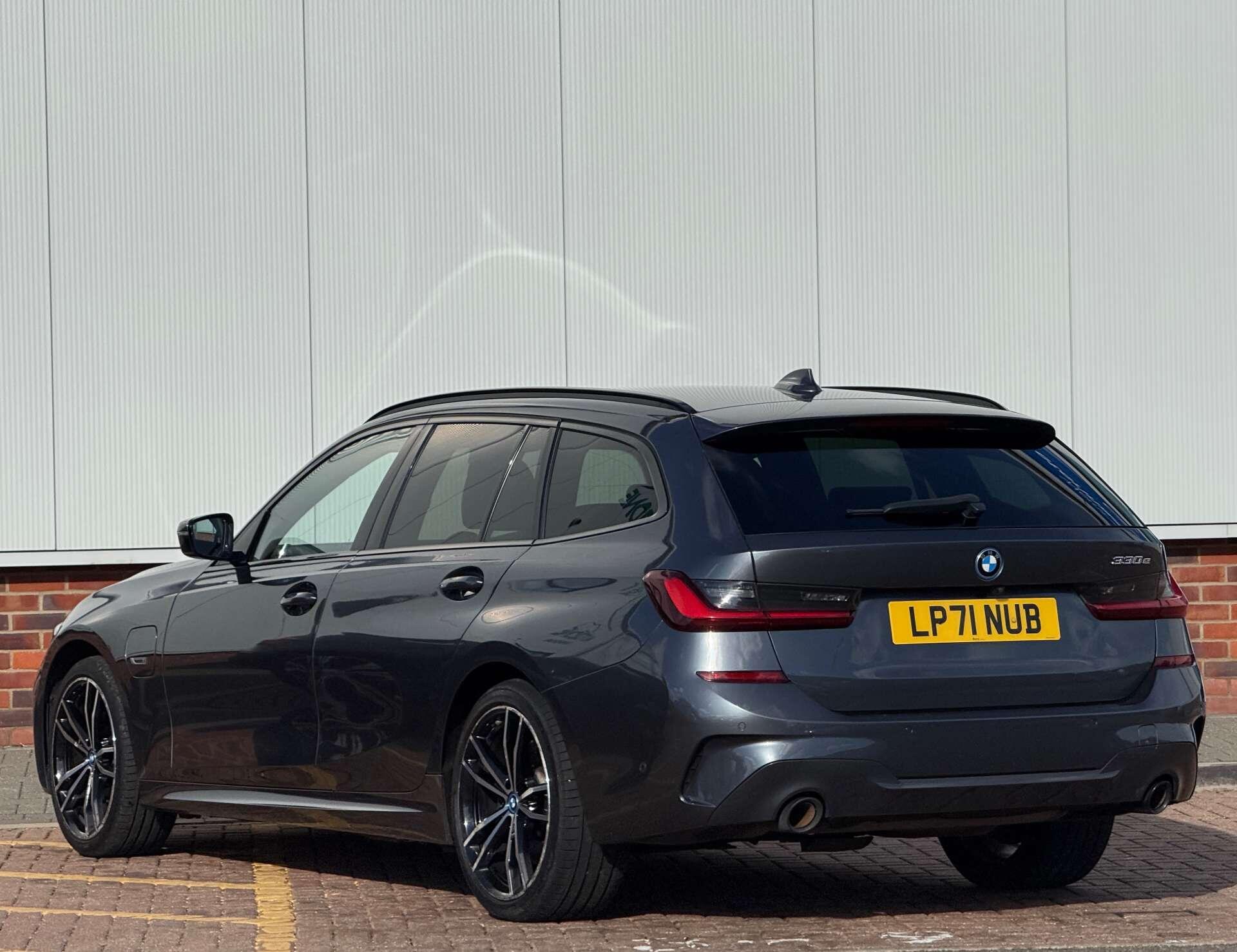 BMW 3 Series view 4
