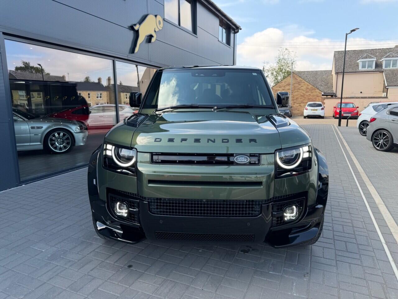 Land Rover Defender 110 view 12