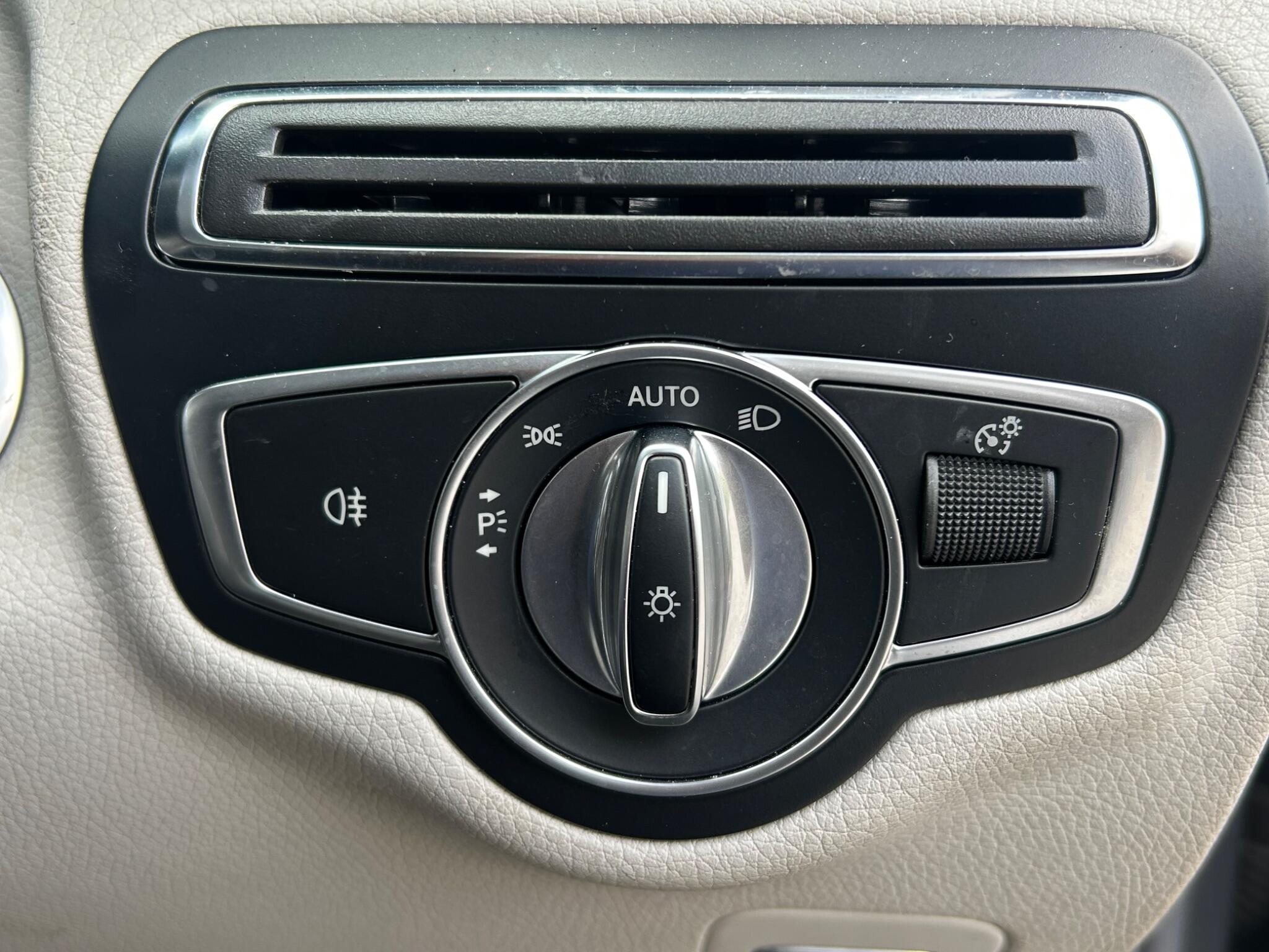 Mercedes-Benz C-Class view 29