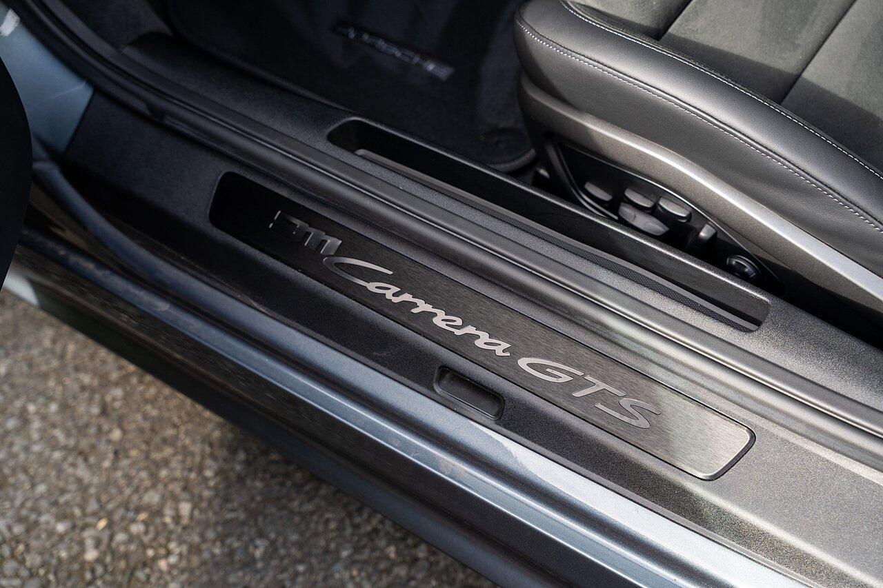 Porsche 911 view 75
