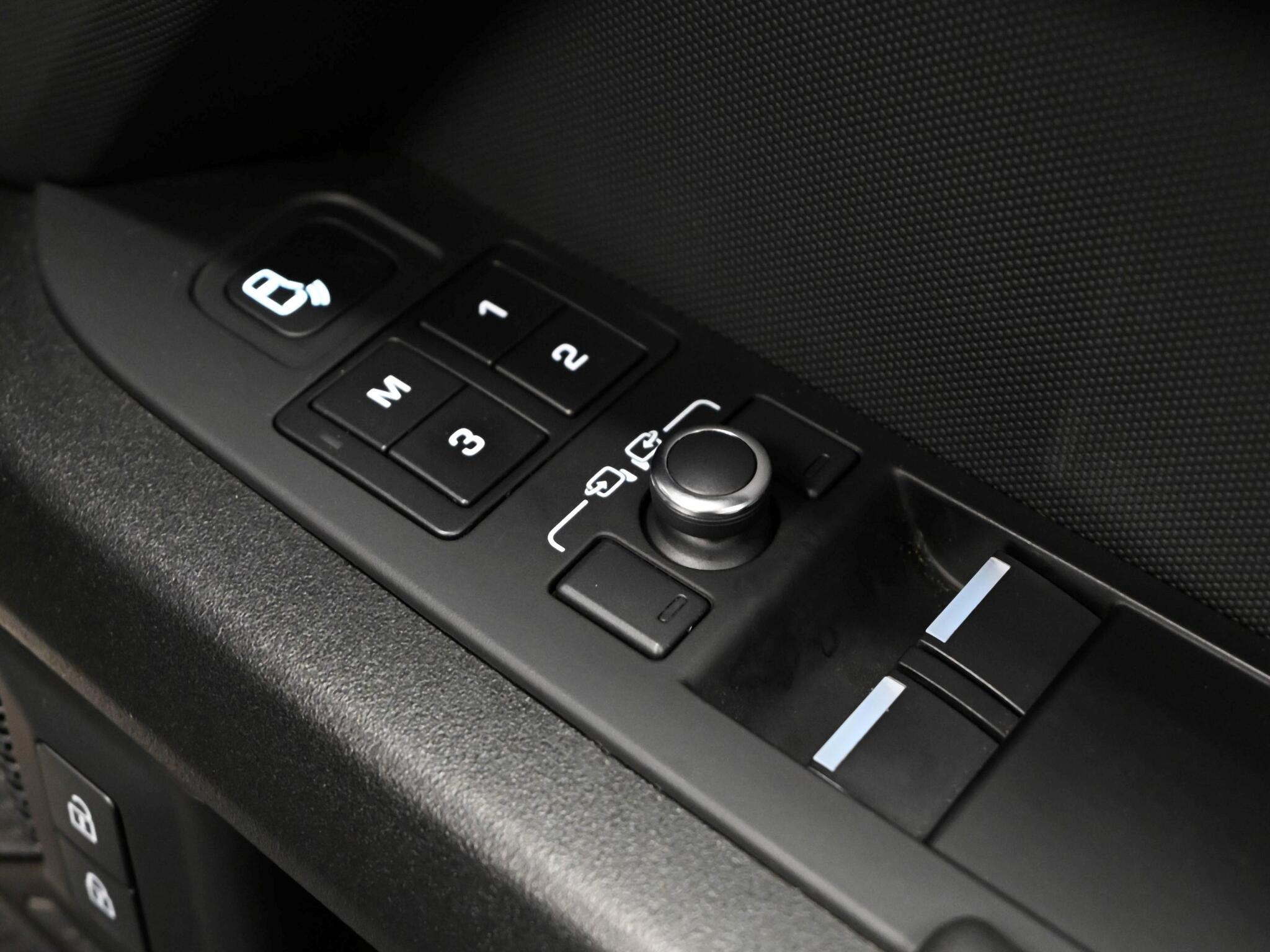 Land Rover Defender view 17