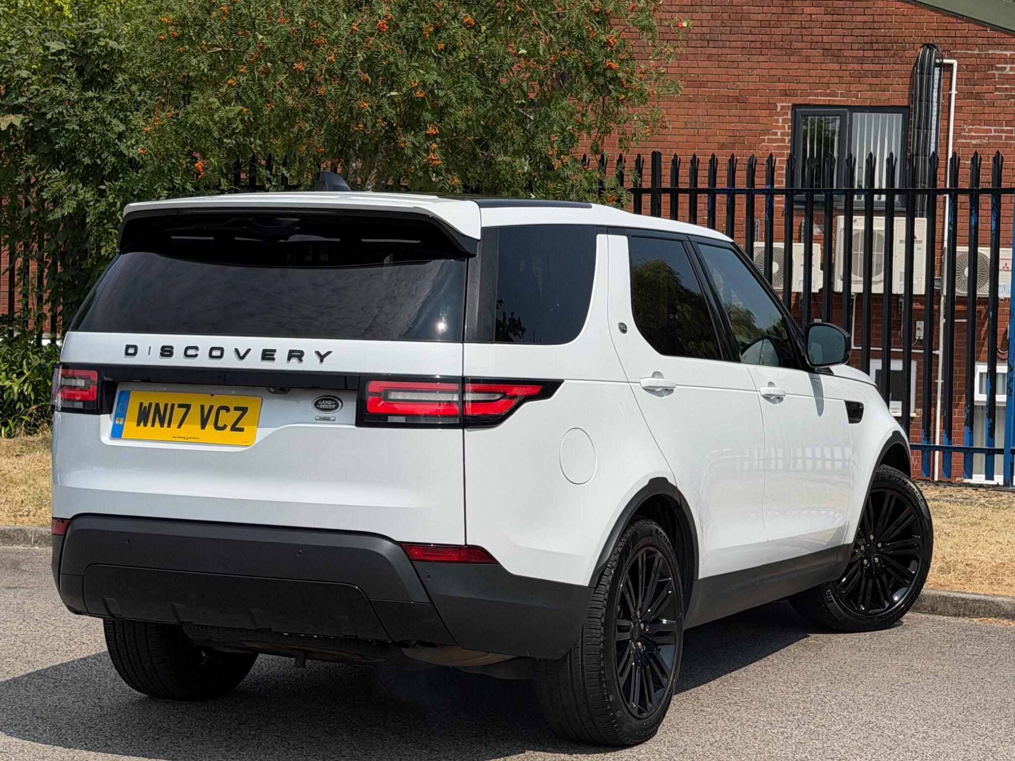 Land Rover Discovery view 15