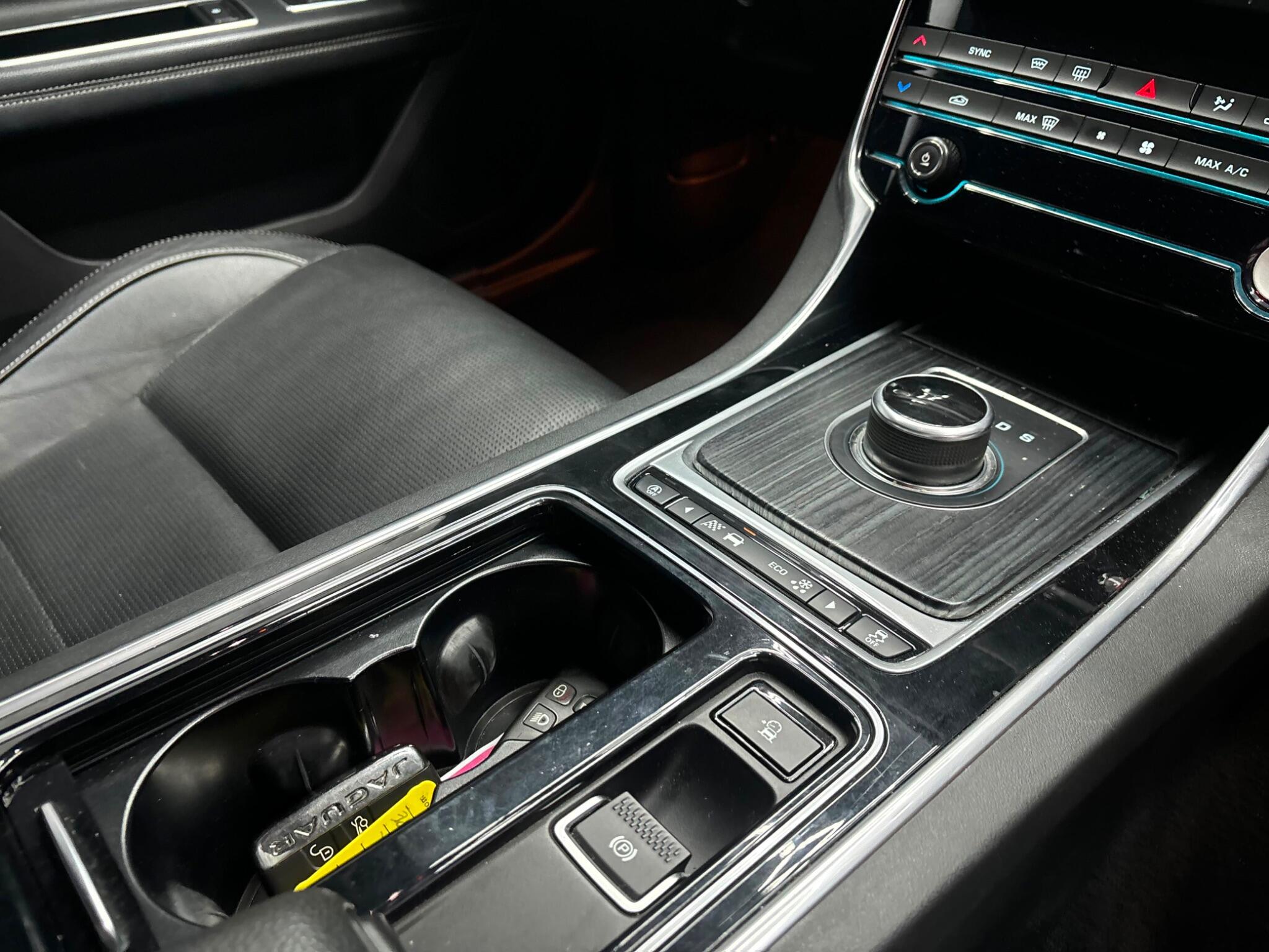 Jaguar XF view 10
