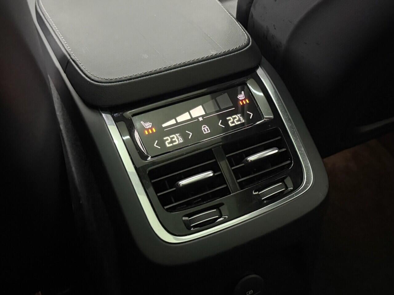 Volvo XC90 view 29