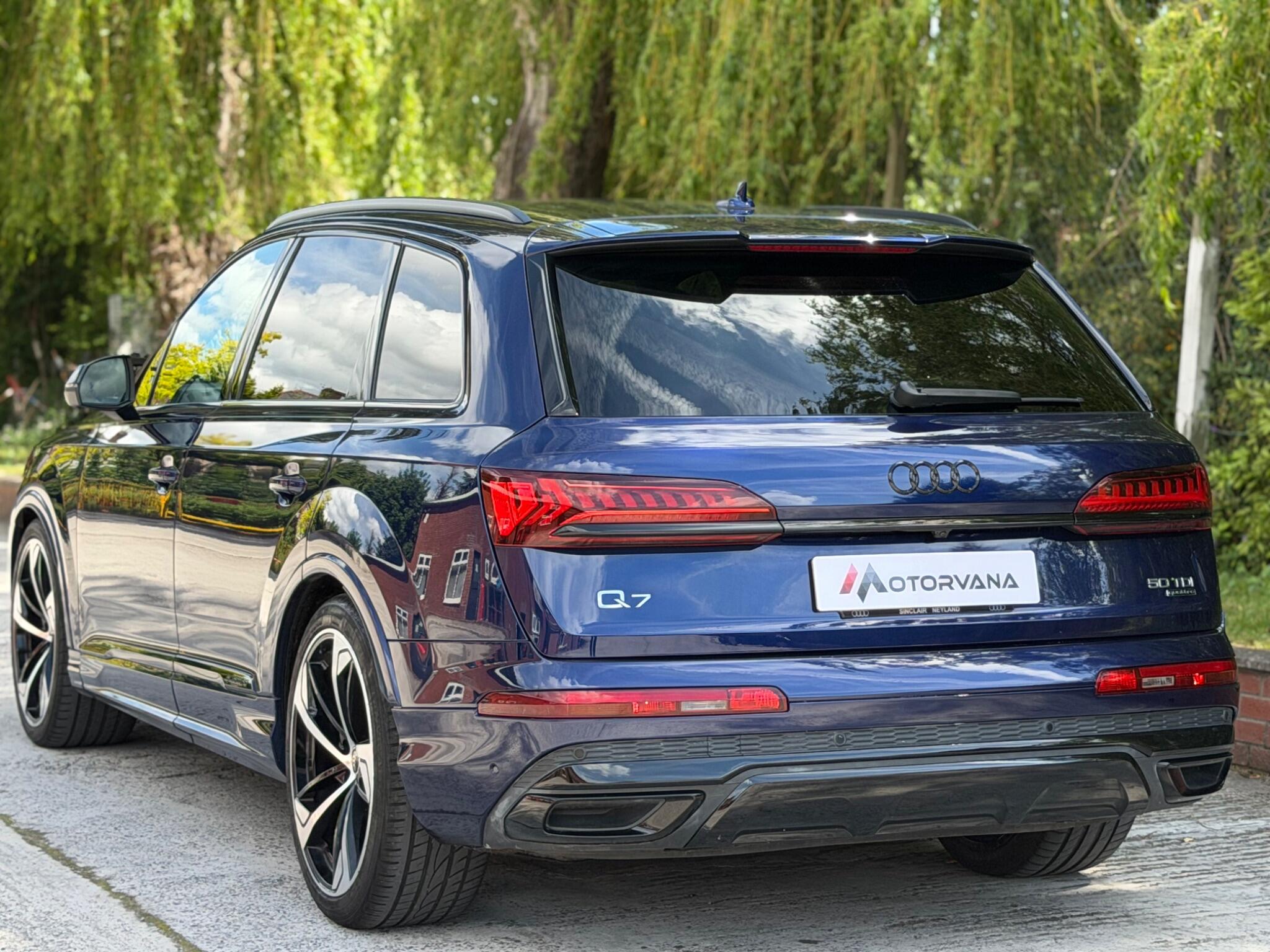 Audi Q7 view 8