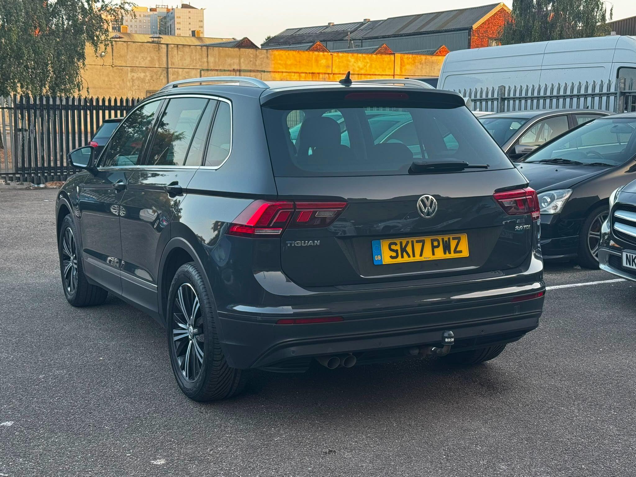 Volkswagen Tiguan view 4