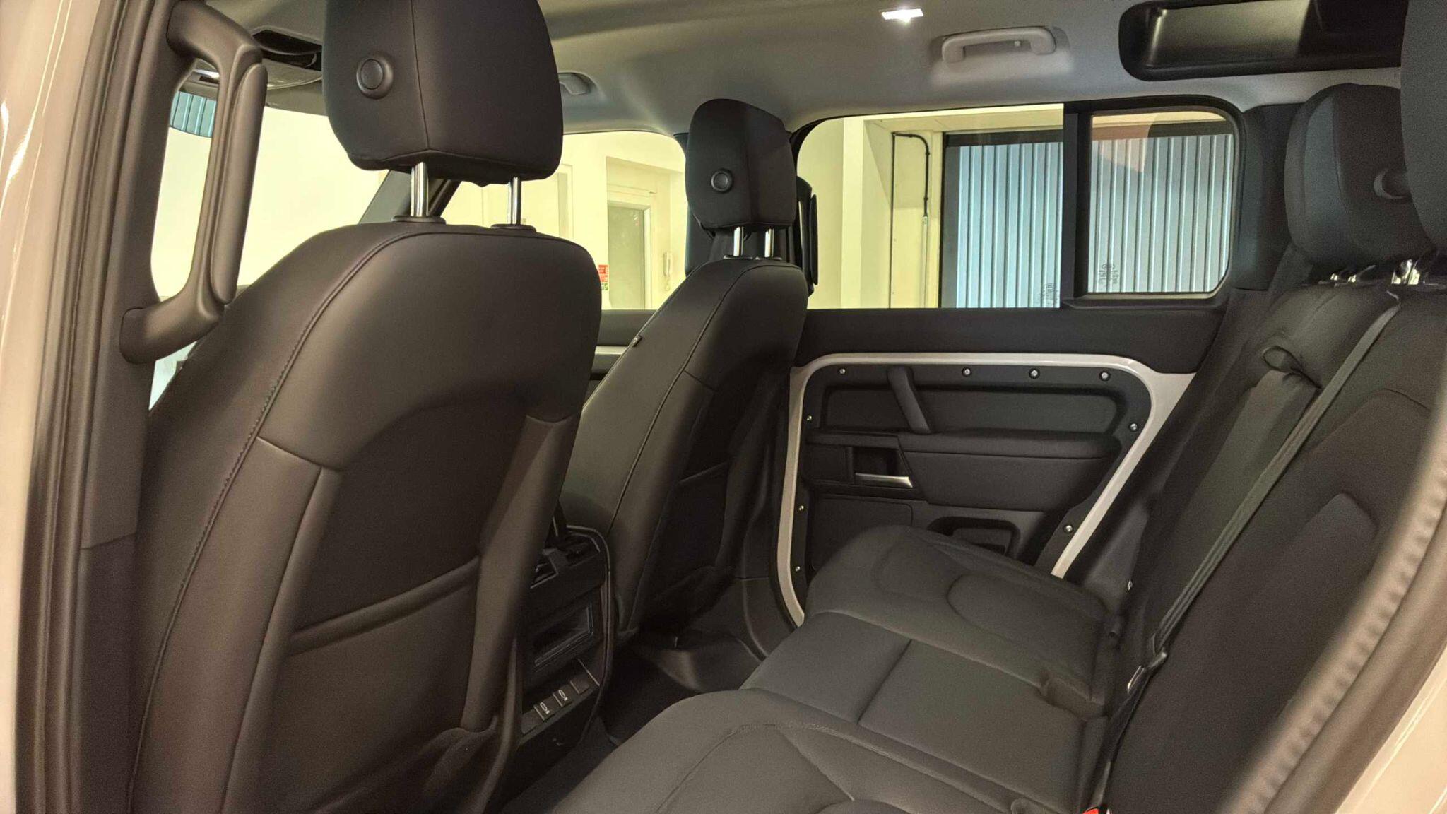 Land Rover Defender view 43