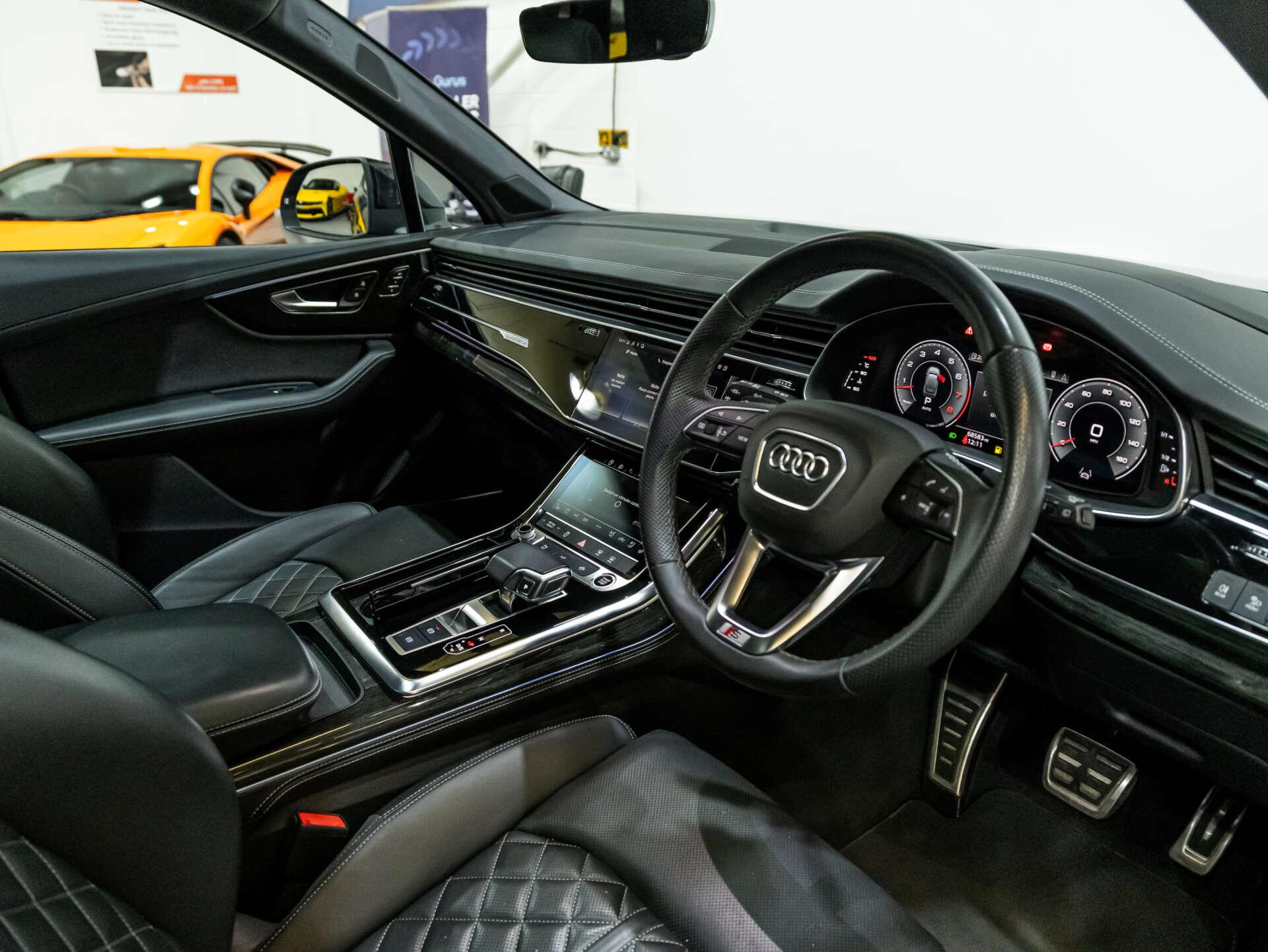 Audi Q7 view 30