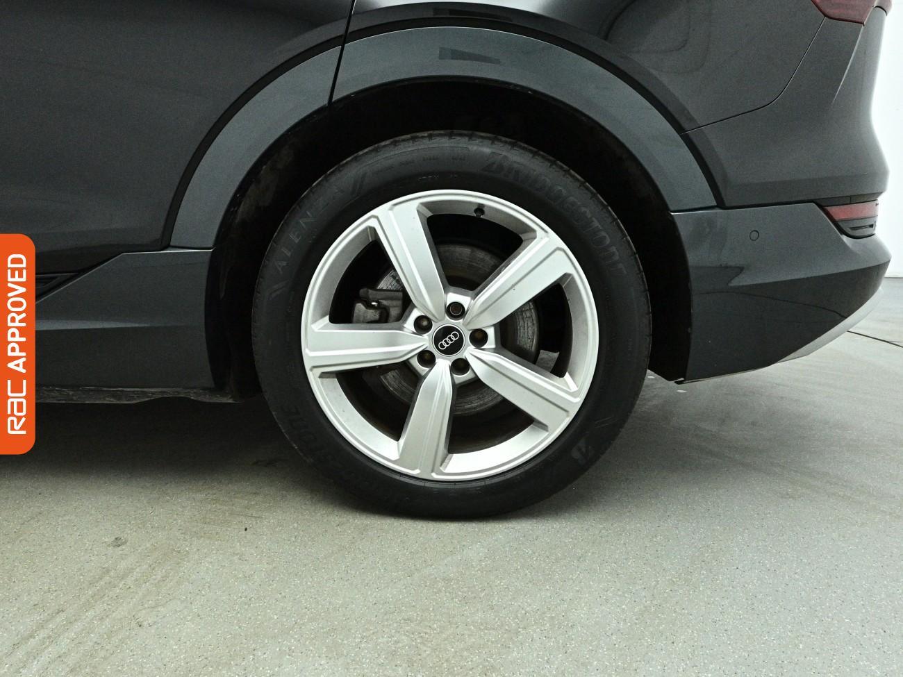 Audi E-Tron view 32